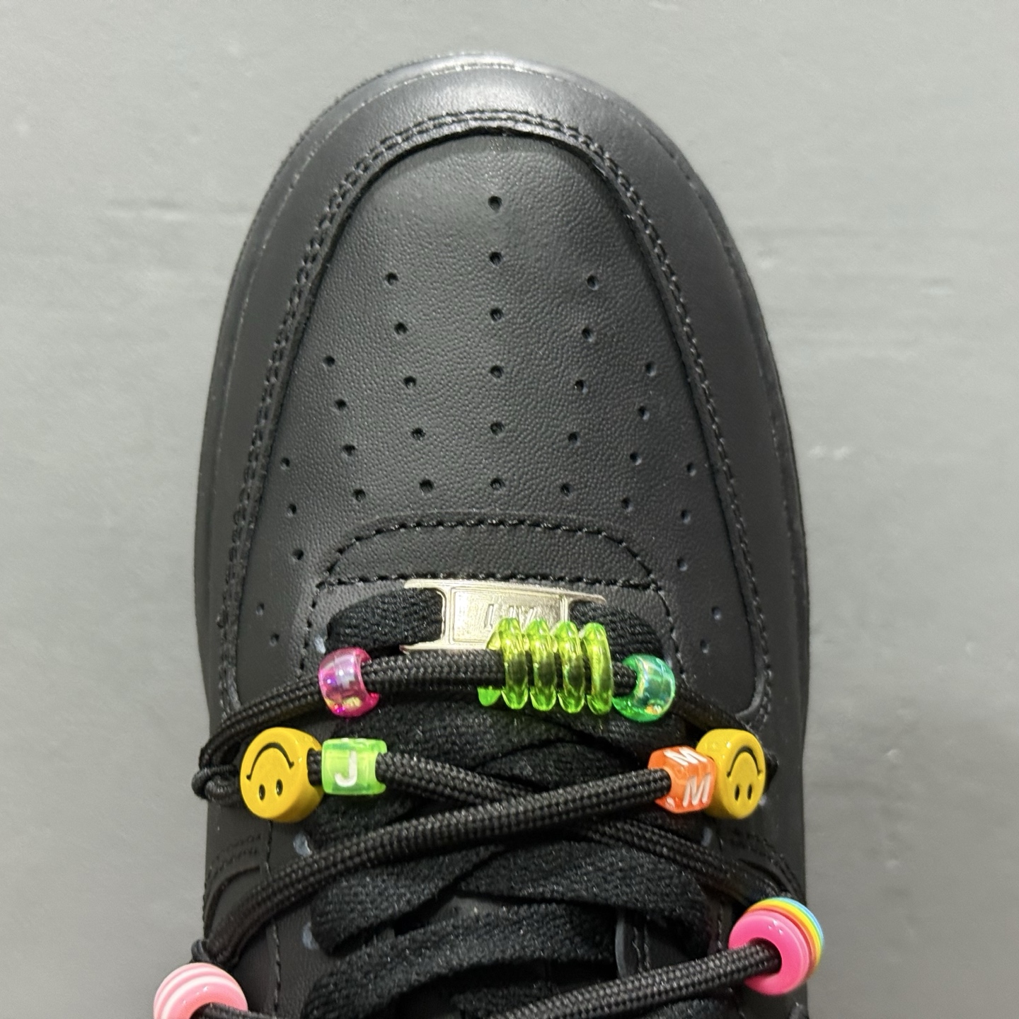 “密码终局”订制空军一号板鞋 该定制版球鞋选用原鞋款为Nike Air Force 1'07空军一号低帮 FQ5296-101 “密码终局”订制空军一号板鞋 该定制版球鞋选用原鞋款为Nike Air Force 1'07空军一号低帮 FQ5296-101