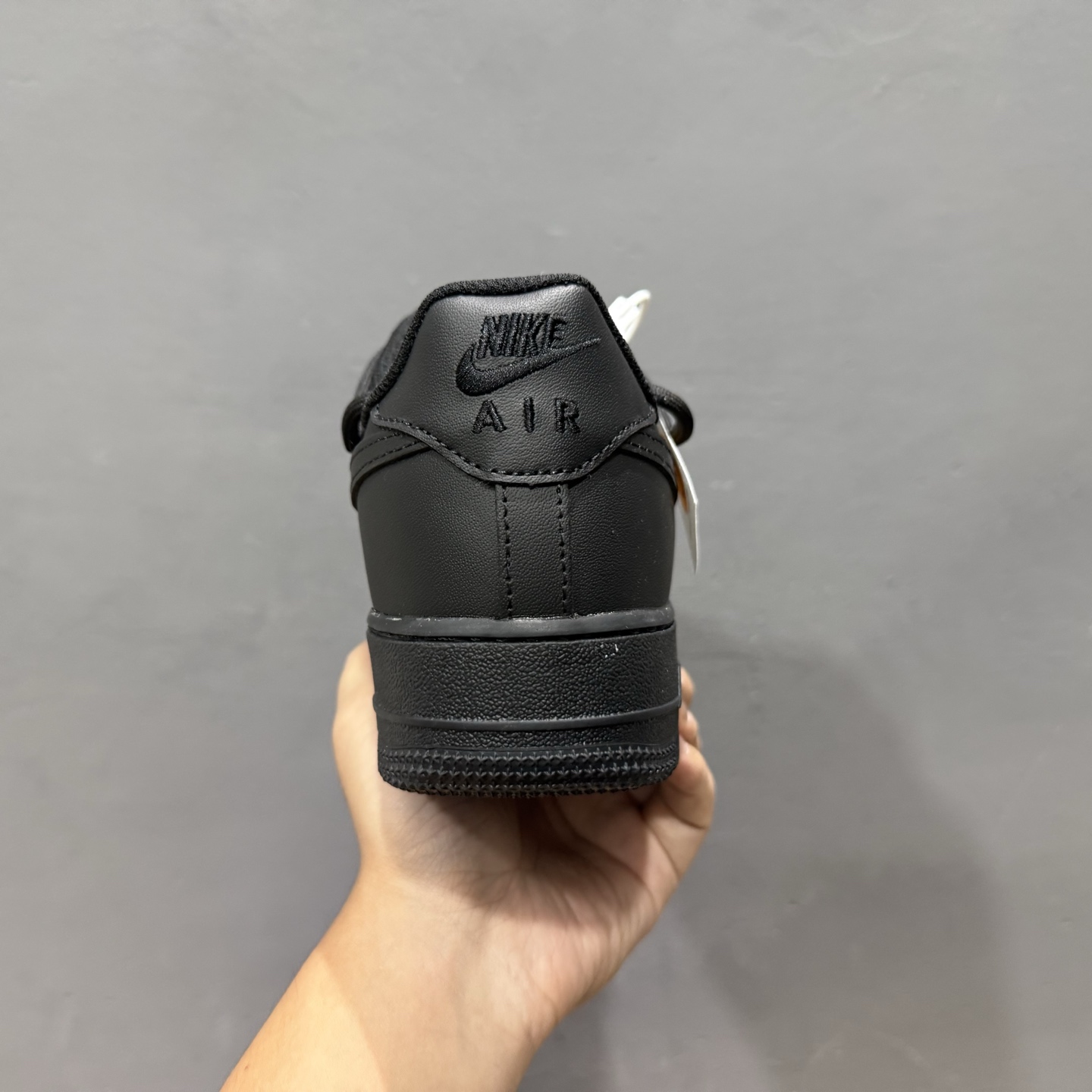 “密码终局”订制空军一号板鞋 该定制版球鞋选用原鞋款为Nike Air Force 1'07空军一号低帮 FQ5296-101 “密码终局”订制空军一号板鞋 该定制版球鞋选用原鞋款为Nike Air Force 1'07空军一号低帮 FQ5296-101