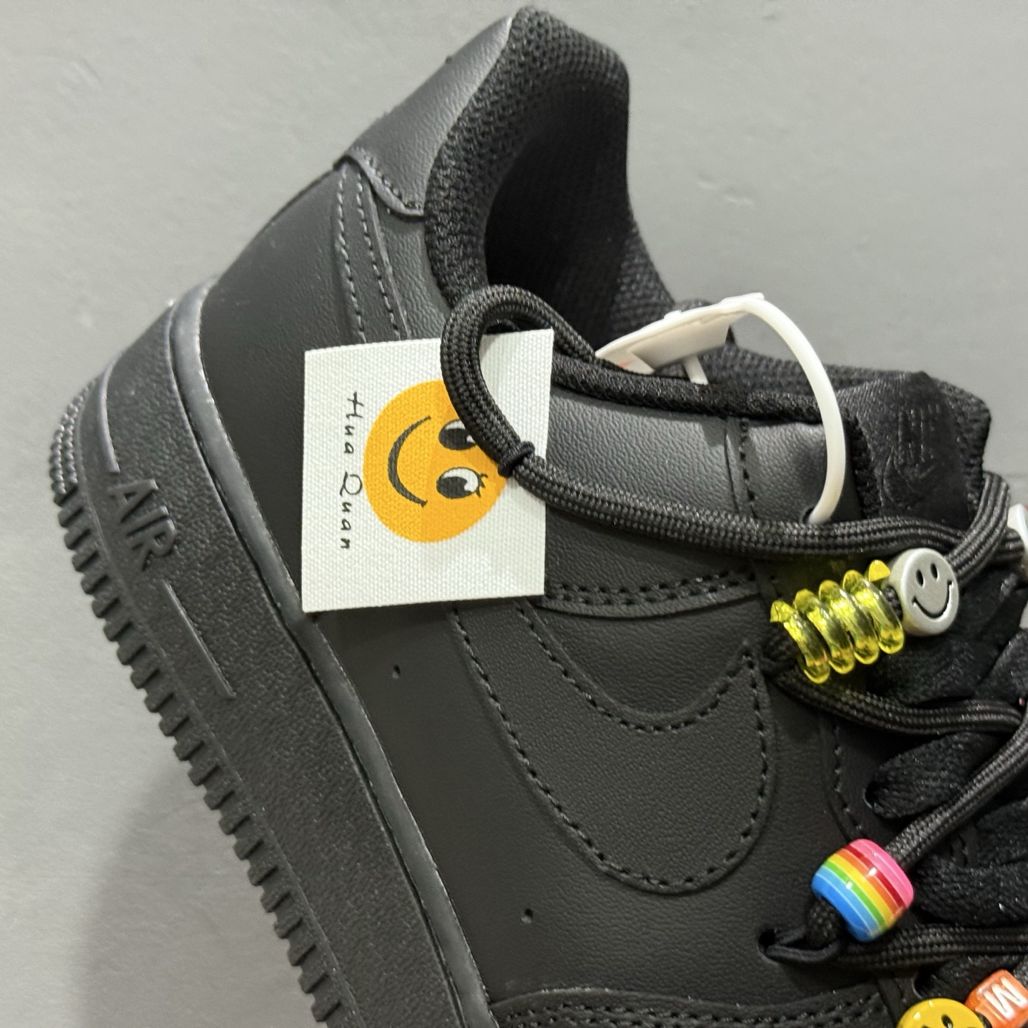 “密码终局”订制空军一号板鞋 该定制版球鞋选用原鞋款为Nike Air Force 1'07空军一号低帮 FQ5296-101 “密码终局”订制空军一号板鞋 该定制版球鞋选用原鞋款为Nike Air Force 1'07空军一号低帮 FQ5296-101