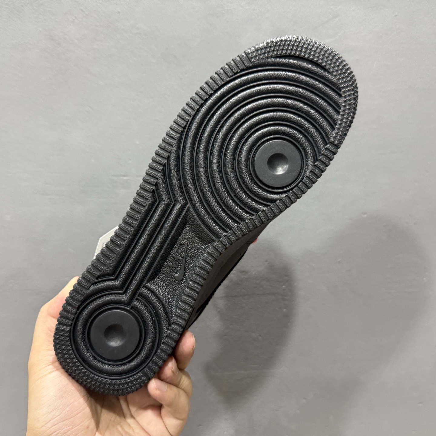 “密码终局”订制空军一号板鞋 该定制版球鞋选用原鞋款为Nike Air Force 1'07空军一号低帮 FQ5296-101 “密码终局”订制空军一号板鞋 该定制版球鞋选用原鞋款为Nike Air Force 1'07空军一号低帮 FQ5296-101