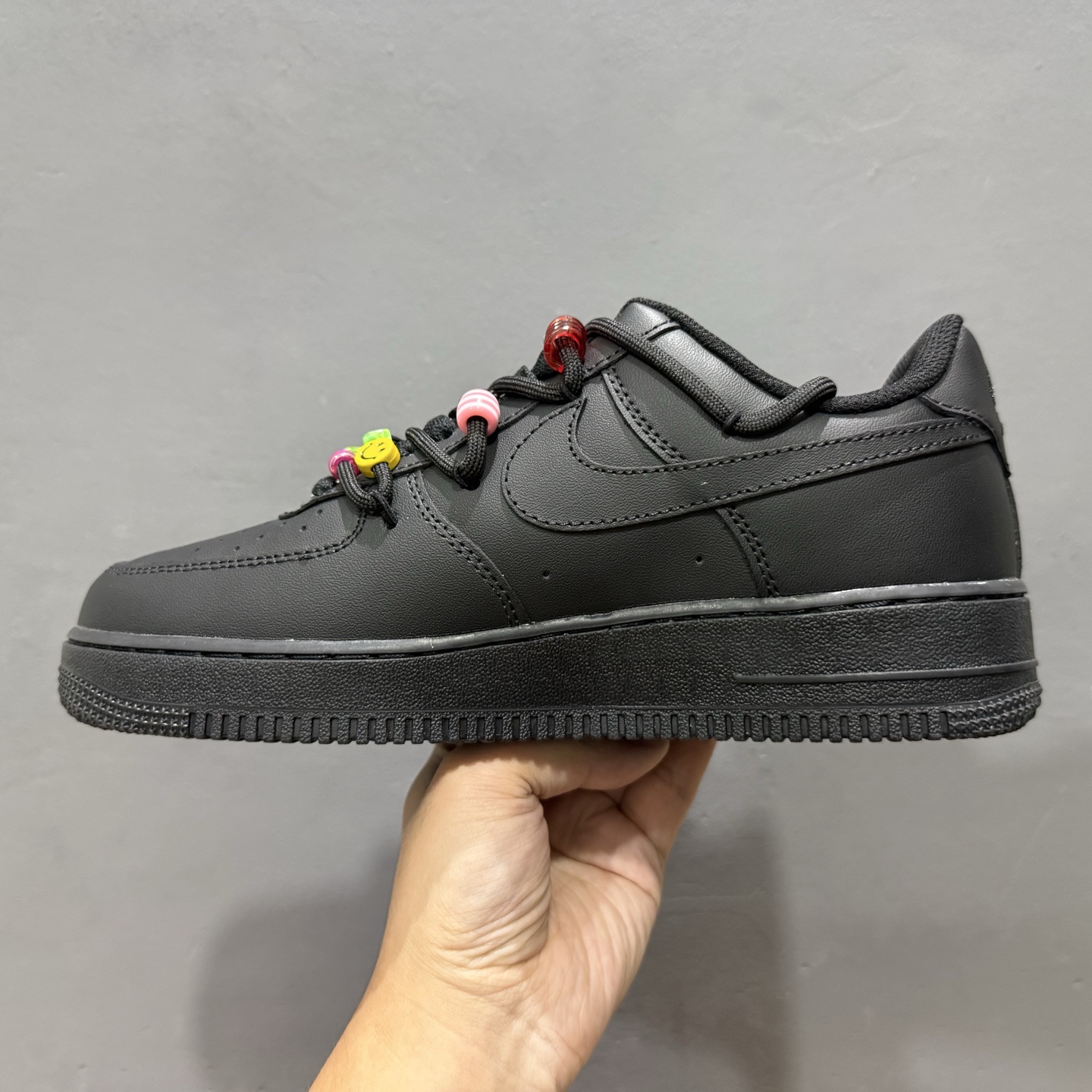 “密码终局”订制空军一号板鞋 该定制版球鞋选用原鞋款为Nike Air Force 1'07空军一号低帮 FQ5296-101 “密码终局”订制空军一号板鞋 该定制版球鞋选用原鞋款为Nike Air Force 1'07空军一号低帮 FQ5296-101