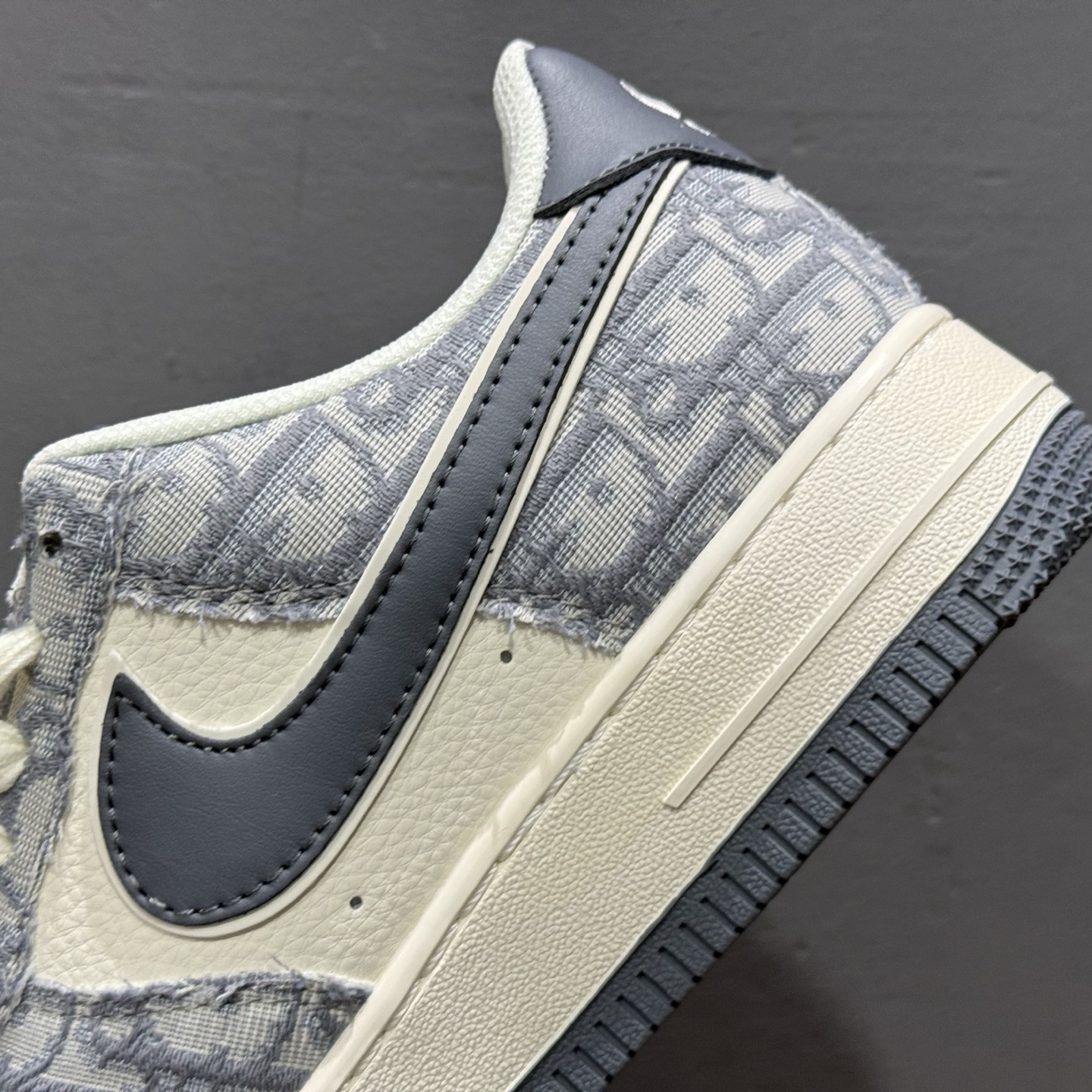 Nike Air Force 1 '07 Low “迪奥联名——花纹米灰红”空军一号 高端定制 低帮 运动鞋 MZ9588-807