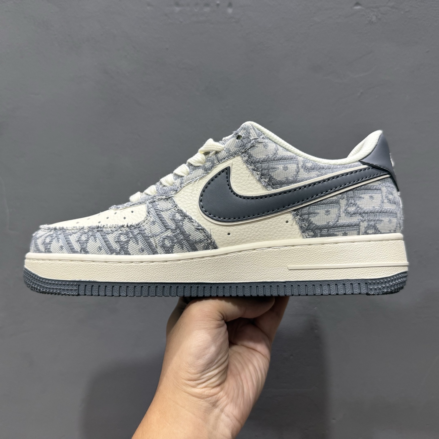 Nike Air Force 1 '07 Low “迪奥联名——花纹米灰红”空军一号 高端定制 低帮 运动鞋 MZ9588-807