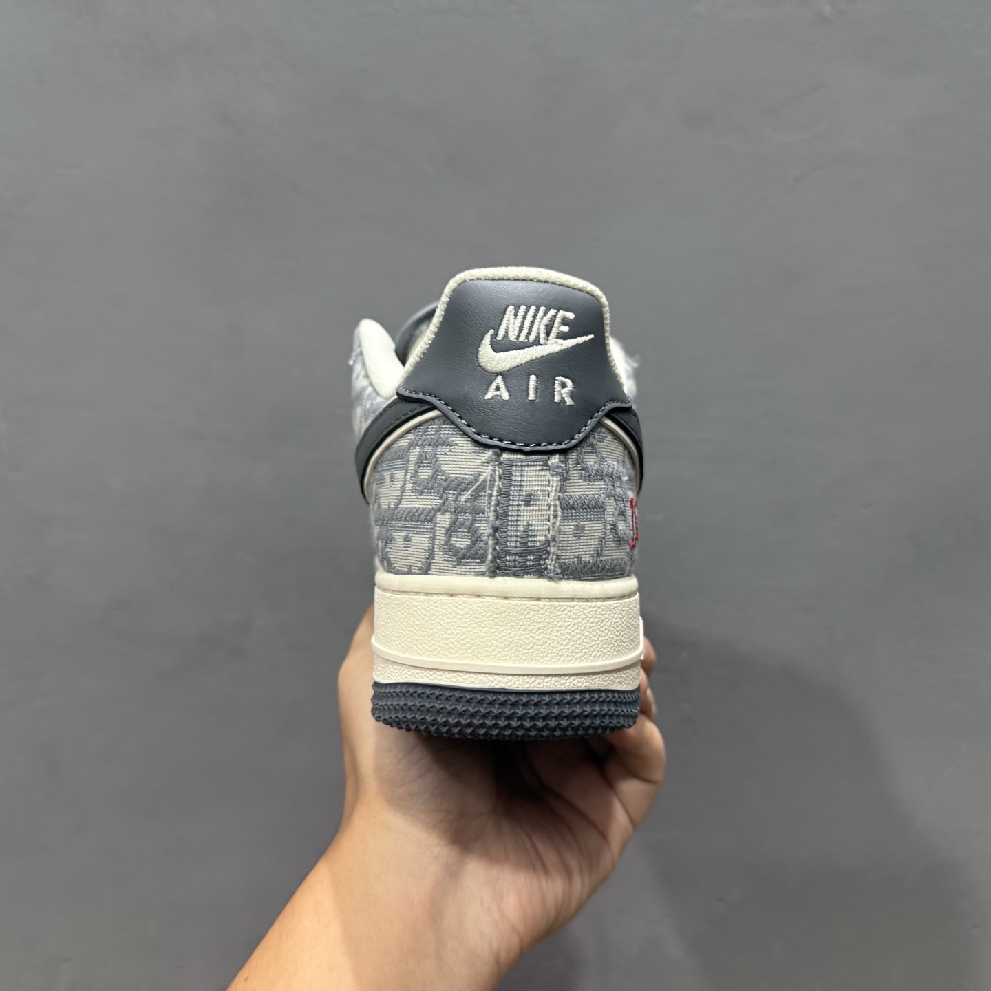 Nike Air Force 1 '07 Low “迪奥联名——花纹米灰红”空军一号 高端定制 低帮 运动鞋 MZ9588-807