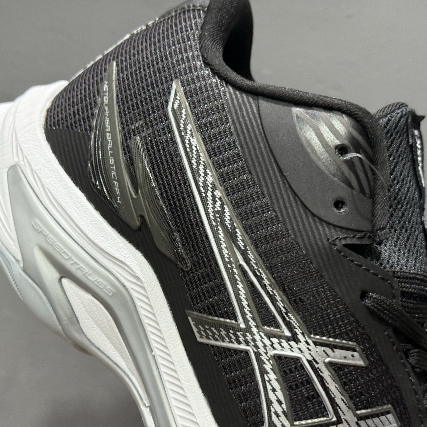 180 ASICS NETBURNER BALLISTIC FF 4 亚瑟士 专业训练鞋 轻量舒适透气材质 1053A071-001