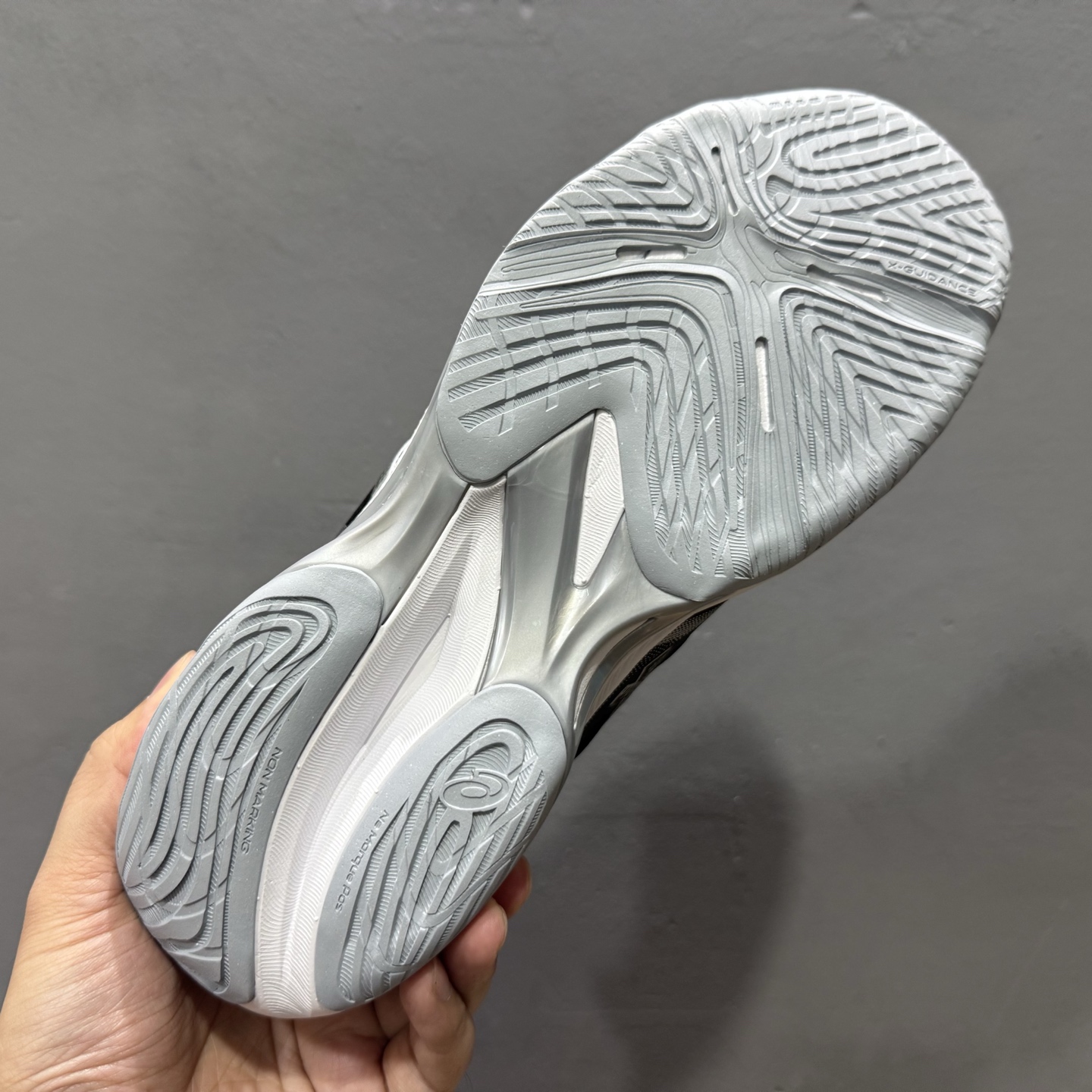 180 ASICS NETBURNER BALLISTIC FF 4 亚瑟士 专业训练鞋 轻量舒适透气材质 1053A071-001