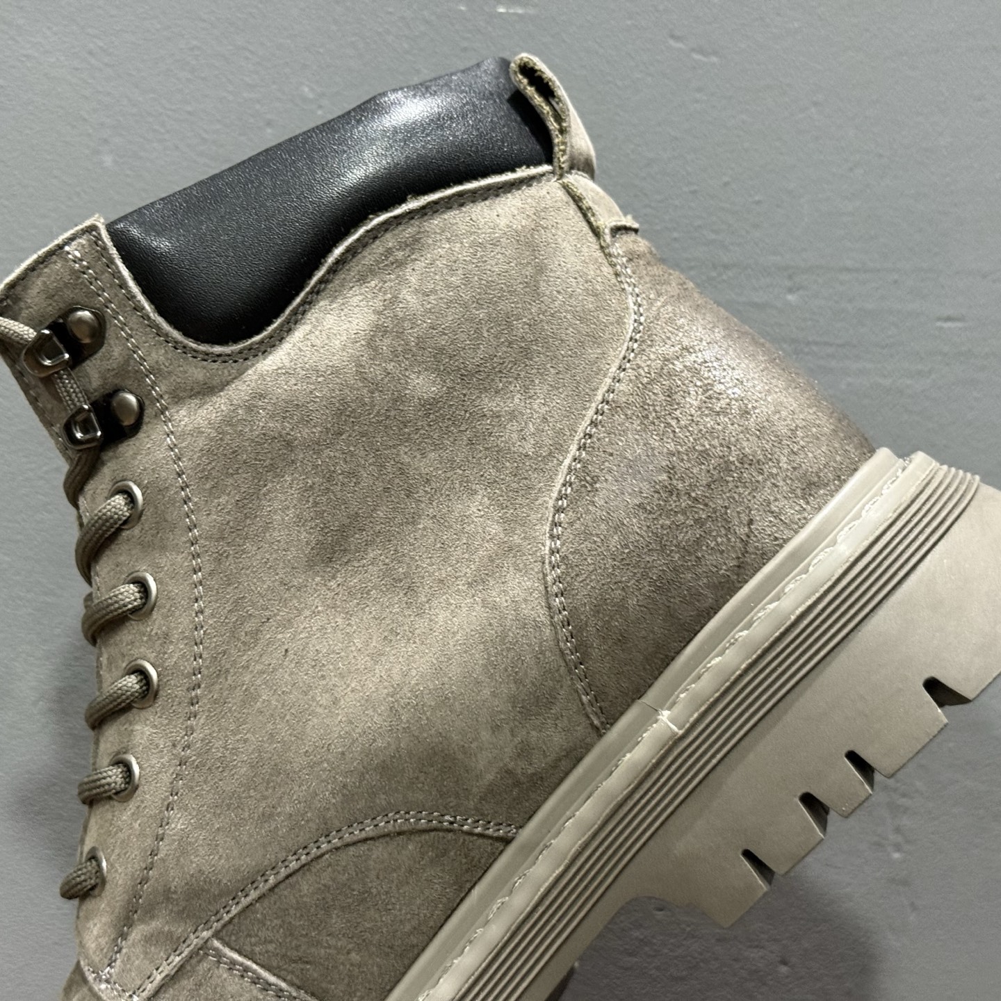 320 UGG Tasman Weather Hybrid 塔斯曼混合系列中帮轻量休闲马丁靴