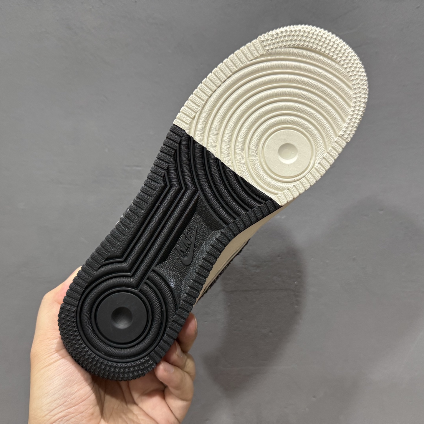 Nike Air Force 1 '07 Low “李维斯联名——米灰黑织标”空军一号 MZ9588-800