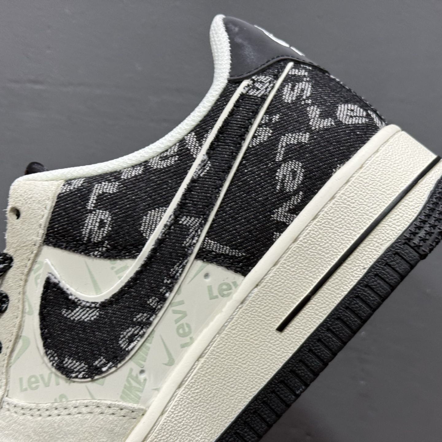 Nike Air Force 1 '07 Low “李维斯联名——米灰黑织标”空军一号 MZ9588-800