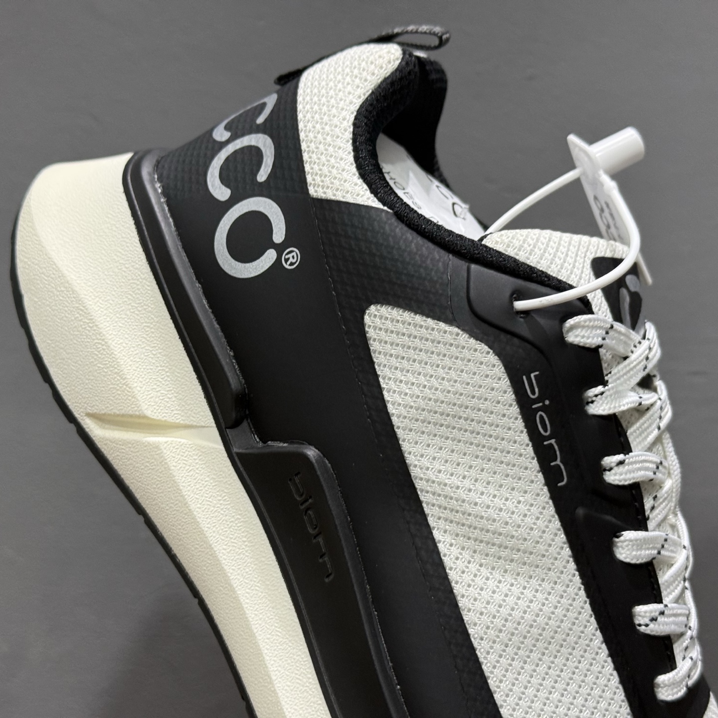 280 Ecco/爱步 旋转扣皮面经典百搭时尚休闲鞋 830864-101