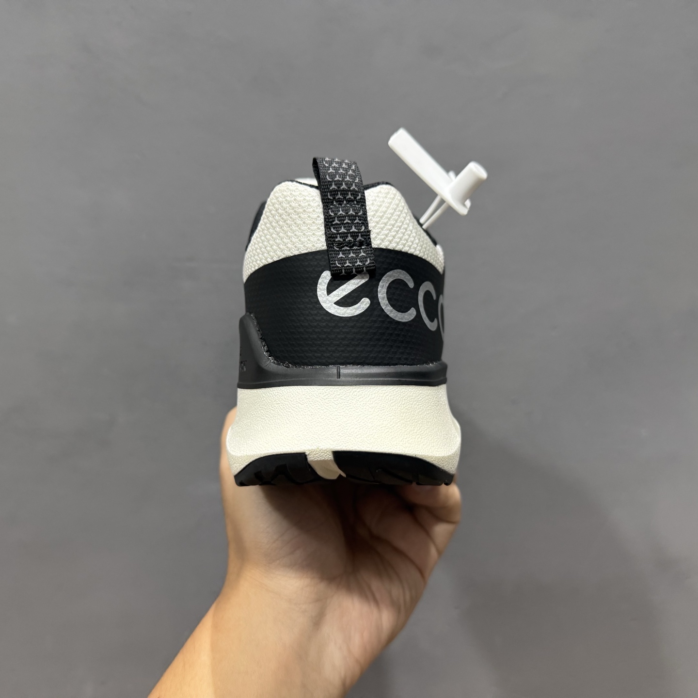280 Ecco/爱步 旋转扣皮面经典百搭时尚休闲鞋 830864-101