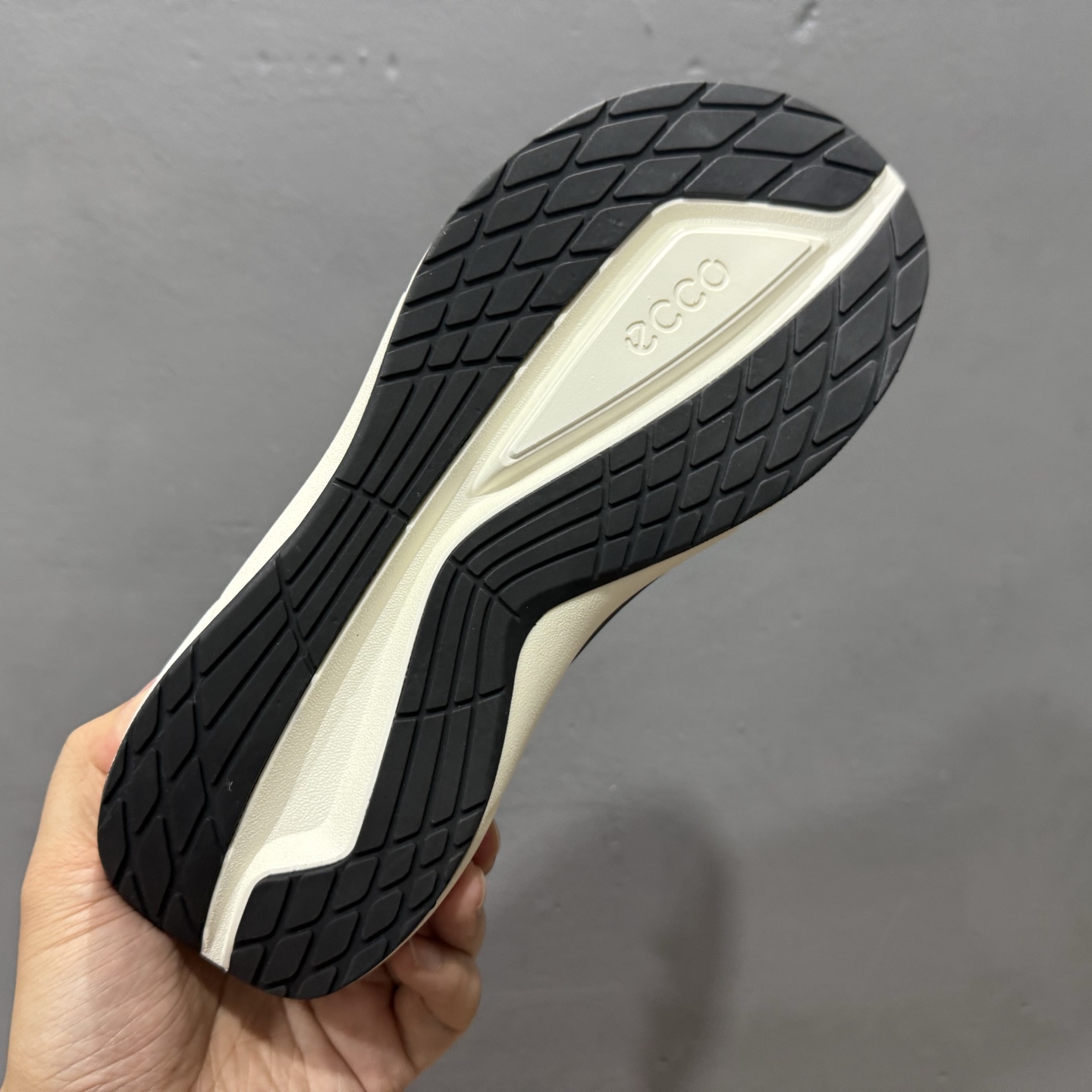 280 Ecco/爱步 旋转扣皮面经典百搭时尚休闲鞋 830864-101