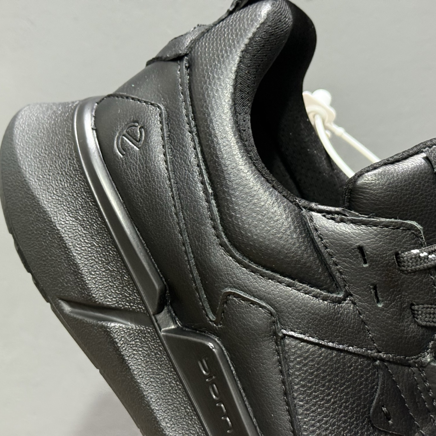 280 Ecco/爱步 旋转扣皮面经典百搭时尚休闲鞋 830864-241