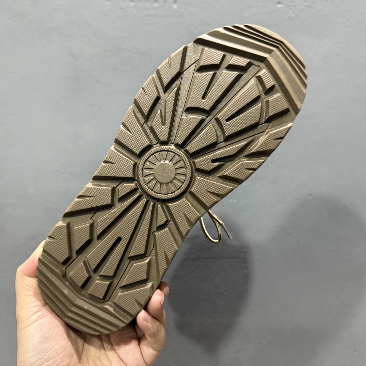 280 UGG 客制款 中帮男士休闲鞋雪地靴马丁靴系列 U6335M