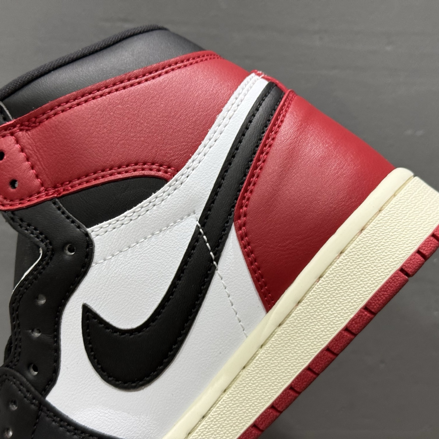 Air Jordan AJ1 Retro High 高帮黑脚趾 DZ5485-106