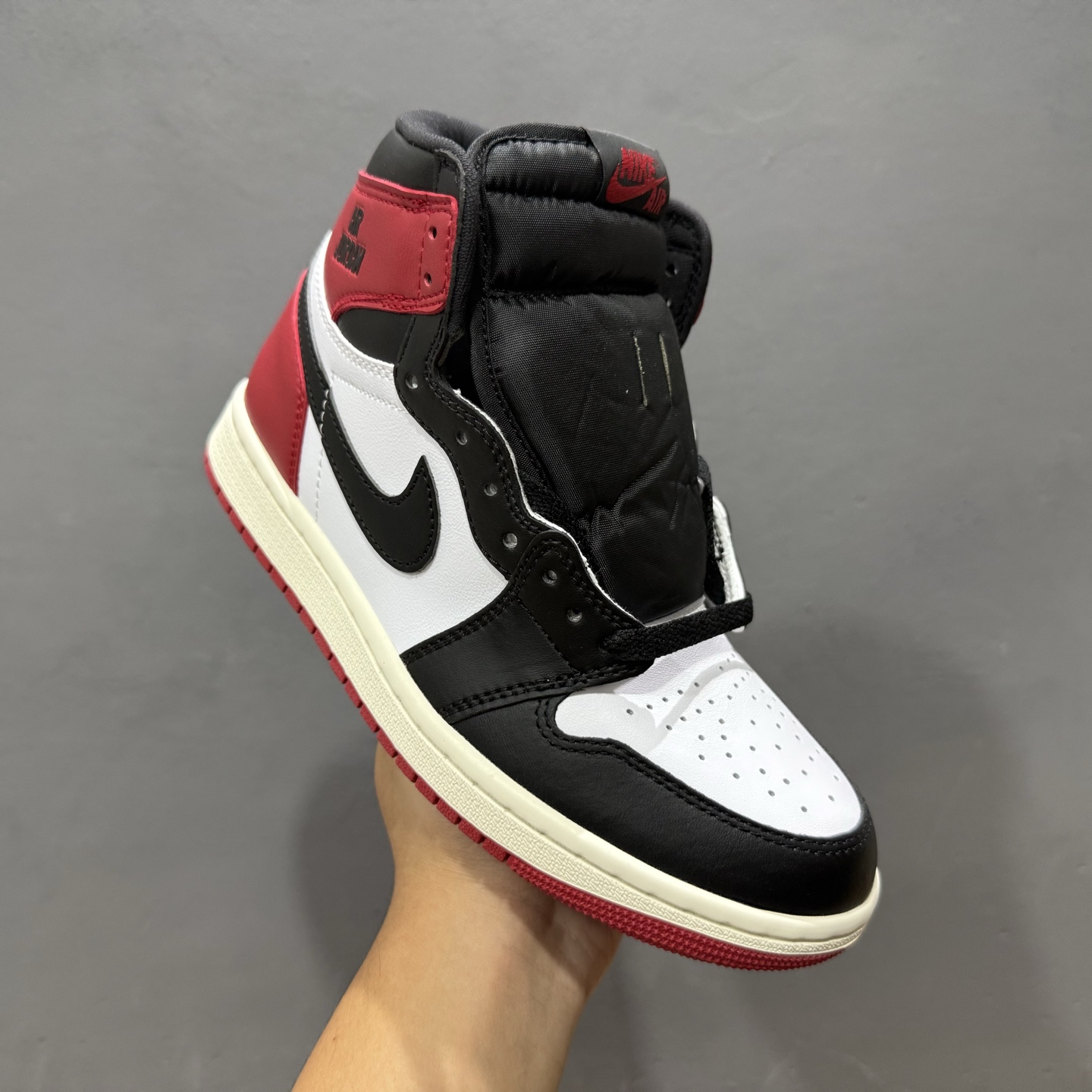 Air Jordan AJ1 Retro High 高帮黑脚趾 DZ5485-106