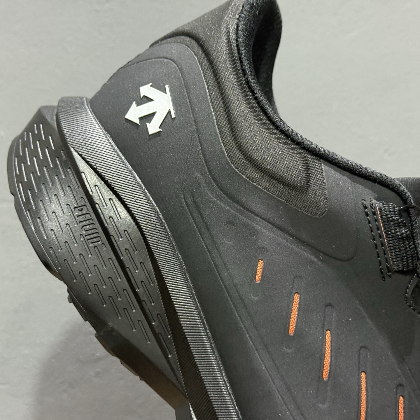 320 迪桑特Descente Dfluid Dfluid 运动慢跑鞋