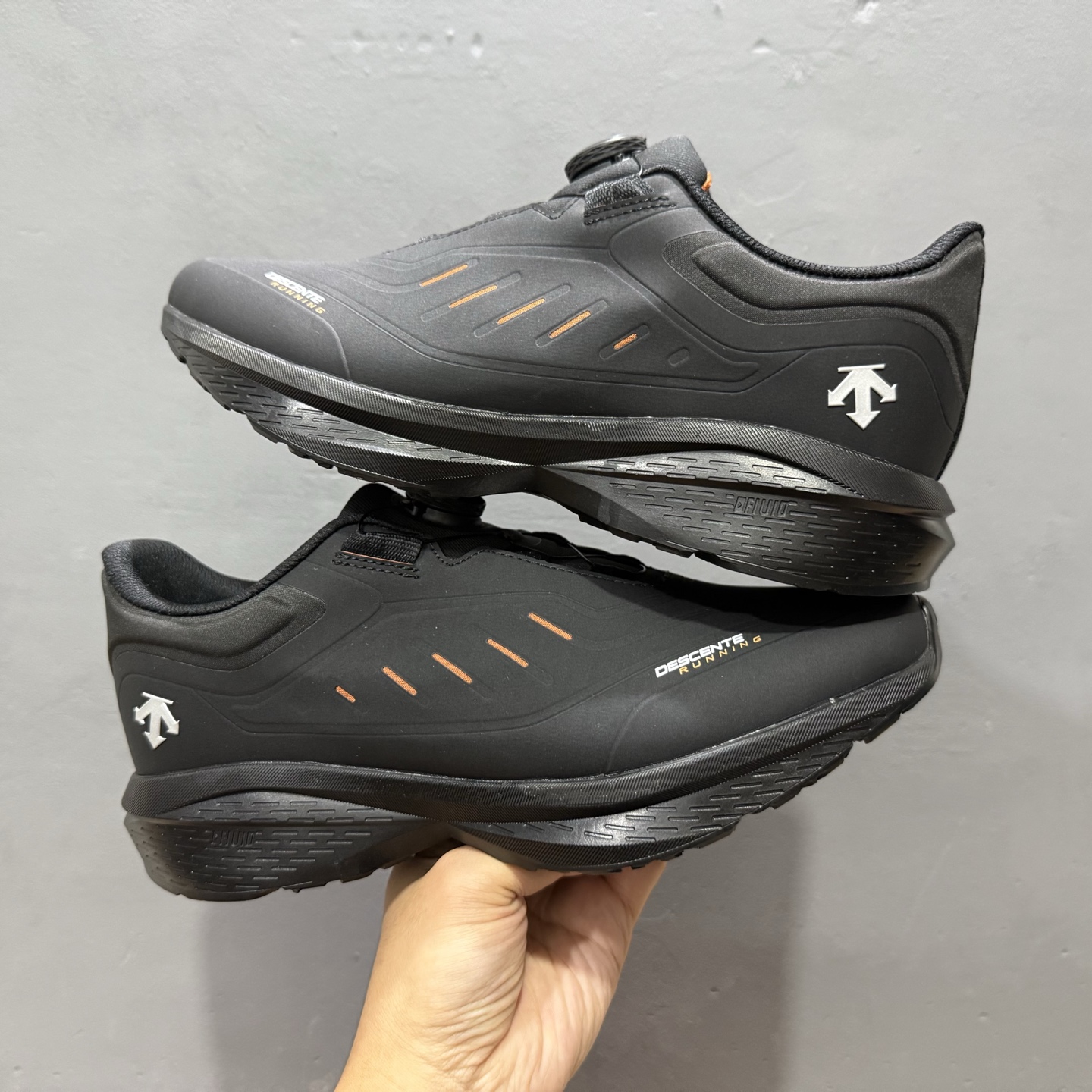 320 迪桑特Descente Dfluid Dfluid 运动慢跑鞋