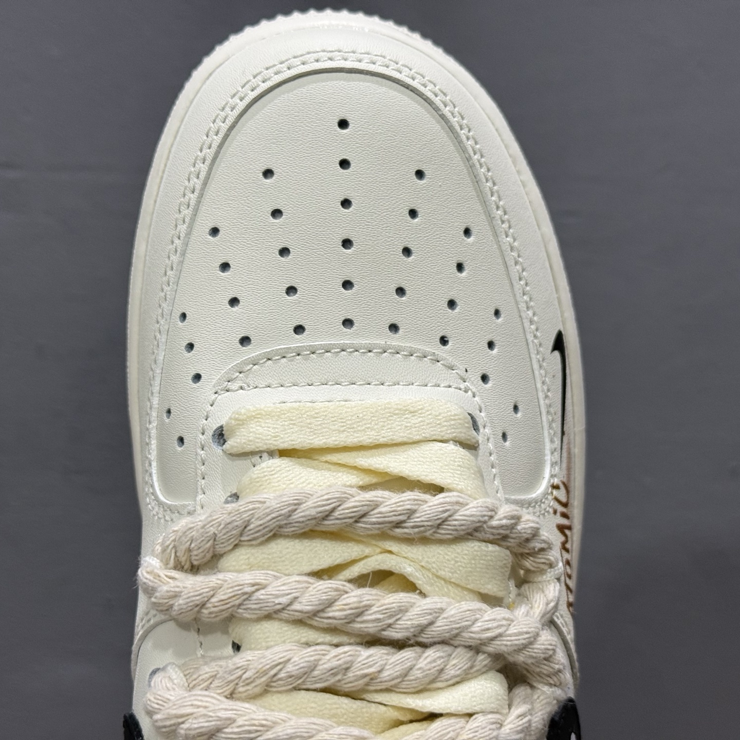 “做旧狂潮”订制空军一号板鞋 该定制版球鞋选用原鞋款为Nike Air Force 1'07空军一号低帮 CD6951-153