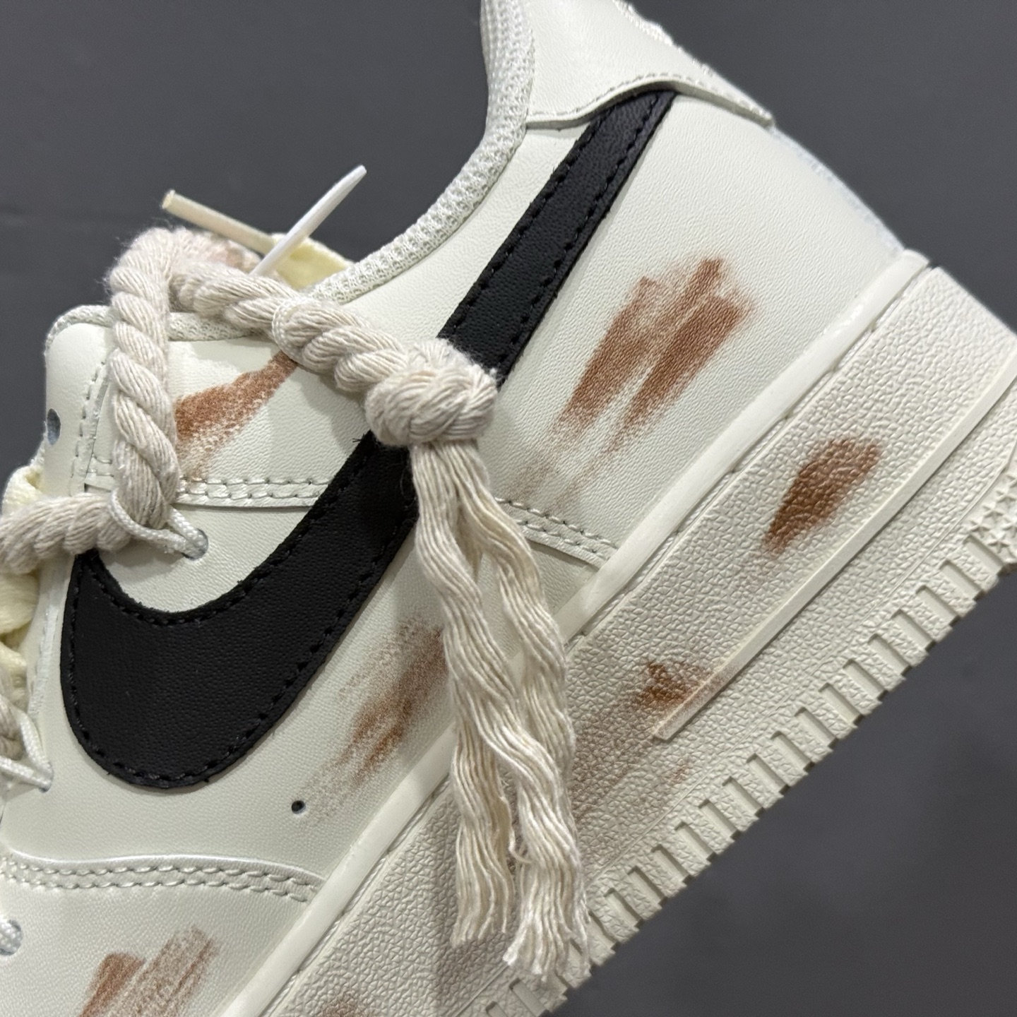 “做旧狂潮”订制空军一号板鞋 该定制版球鞋选用原鞋款为Nike Air Force 1'07空军一号低帮 CD6951-153