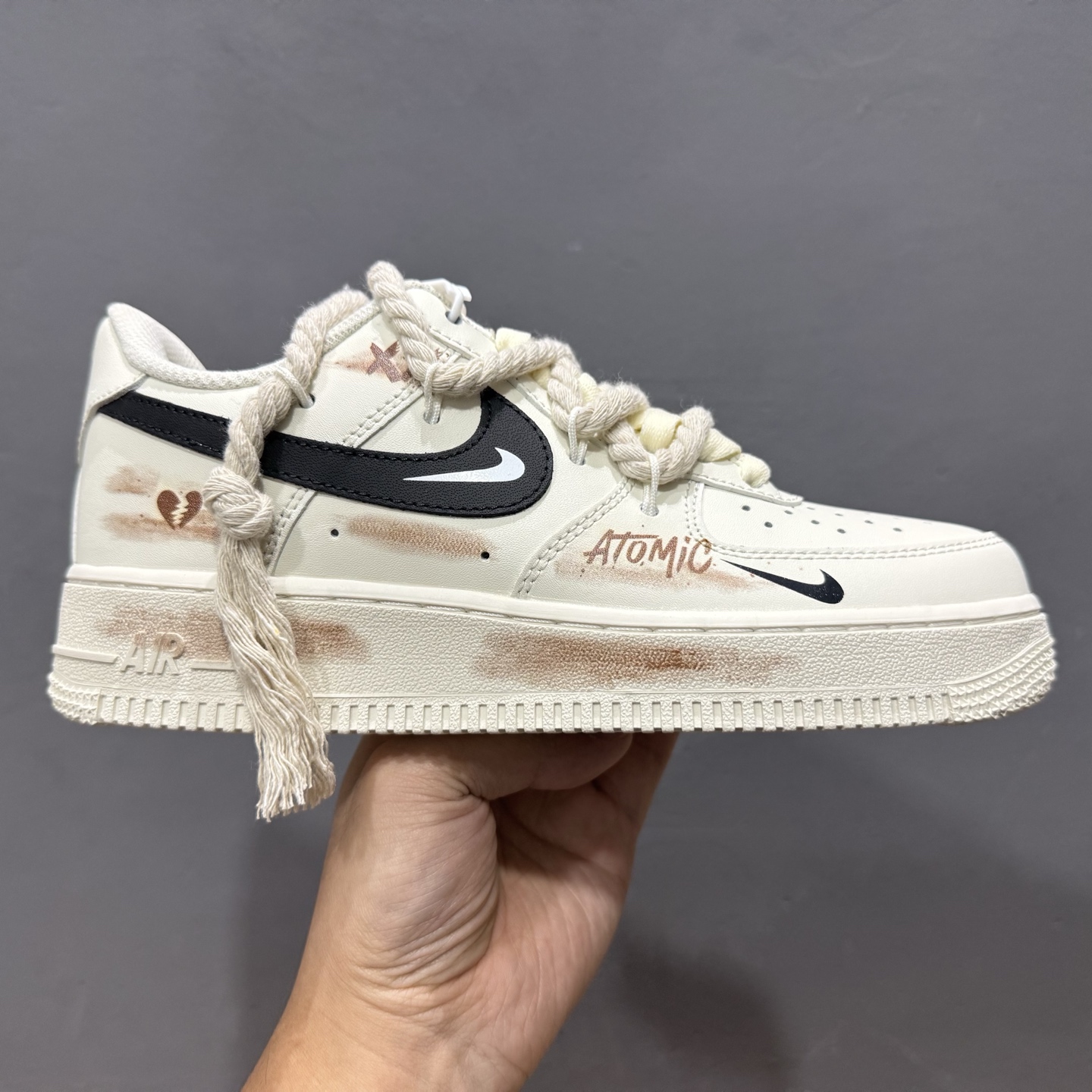 “做旧狂潮”订制空军一号板鞋 该定制版球鞋选用原鞋款为Nike Air Force 1’07空军一号低帮 CD6951-153