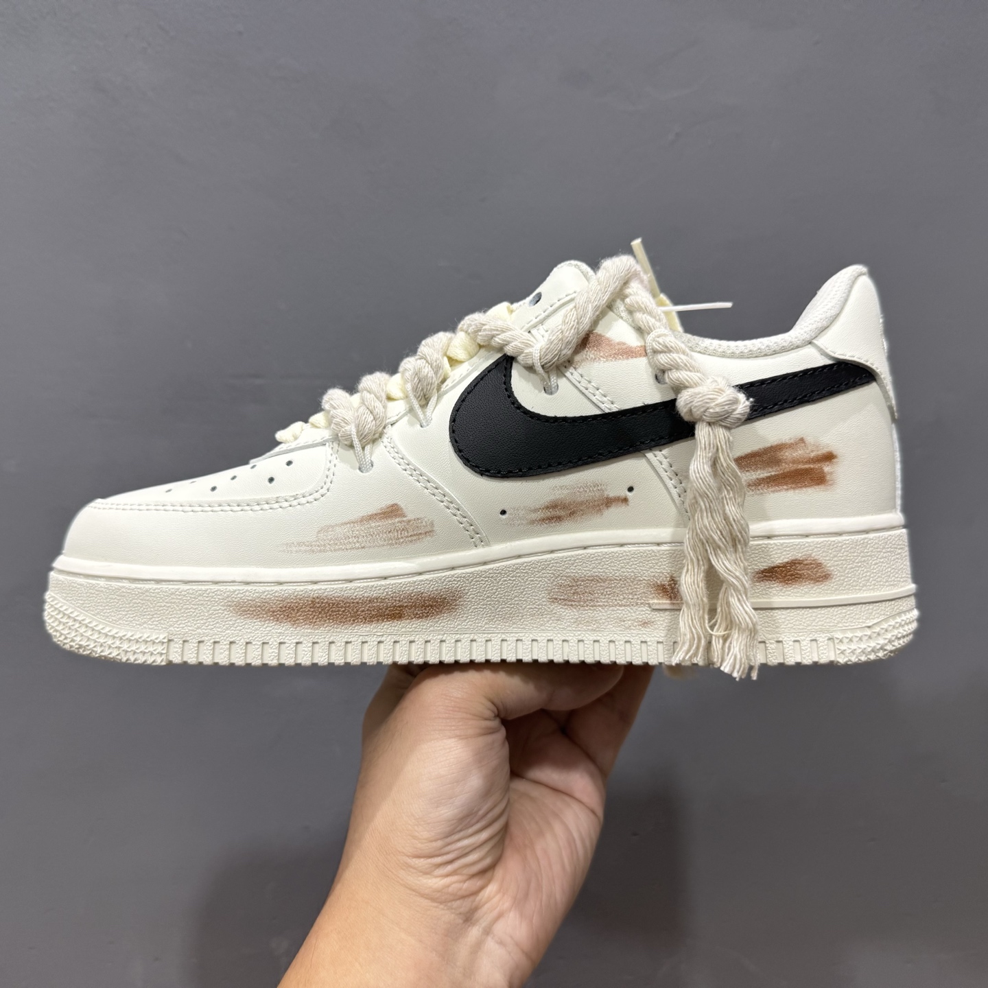 “做旧狂潮”订制空军一号板鞋 该定制版球鞋选用原鞋款为Nike Air Force 1'07空军一号低帮 CD6951-153
