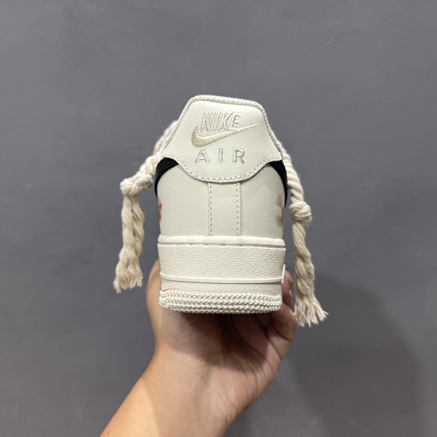 “做旧狂潮”订制空军一号板鞋 该定制版球鞋选用原鞋款为Nike Air Force 1'07空军一号低帮 CD6951-153