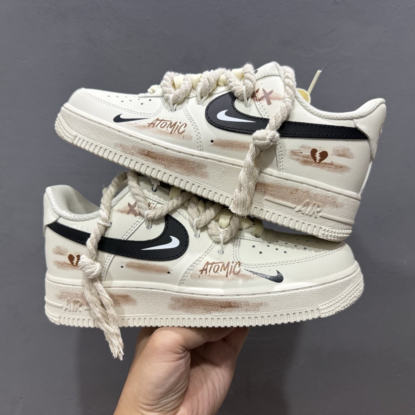 “做旧狂潮”订制空军一号板鞋 该定制版球鞋选用原鞋款为Nike Air Force 1'07空军一号低帮 CD6951-153