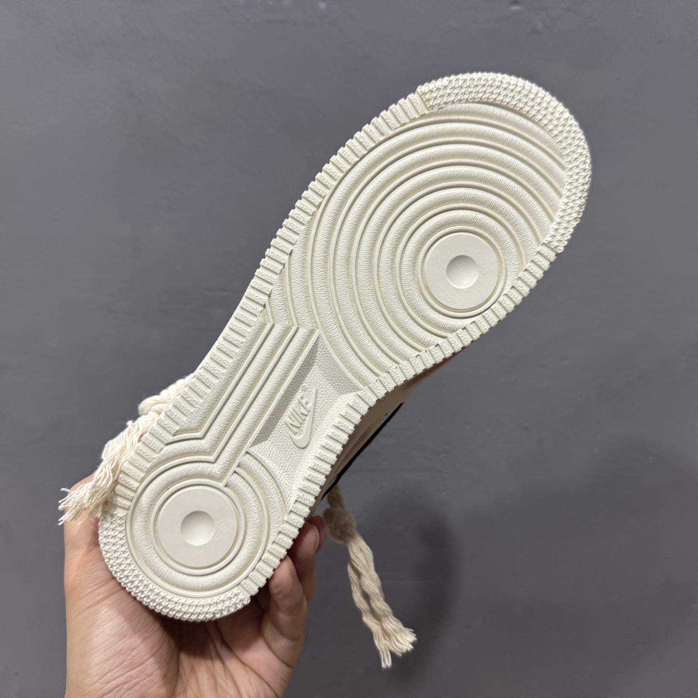 “做旧狂潮”订制空军一号板鞋 该定制版球鞋选用原鞋款为Nike Air Force 1'07空军一号低帮 CD6951-153