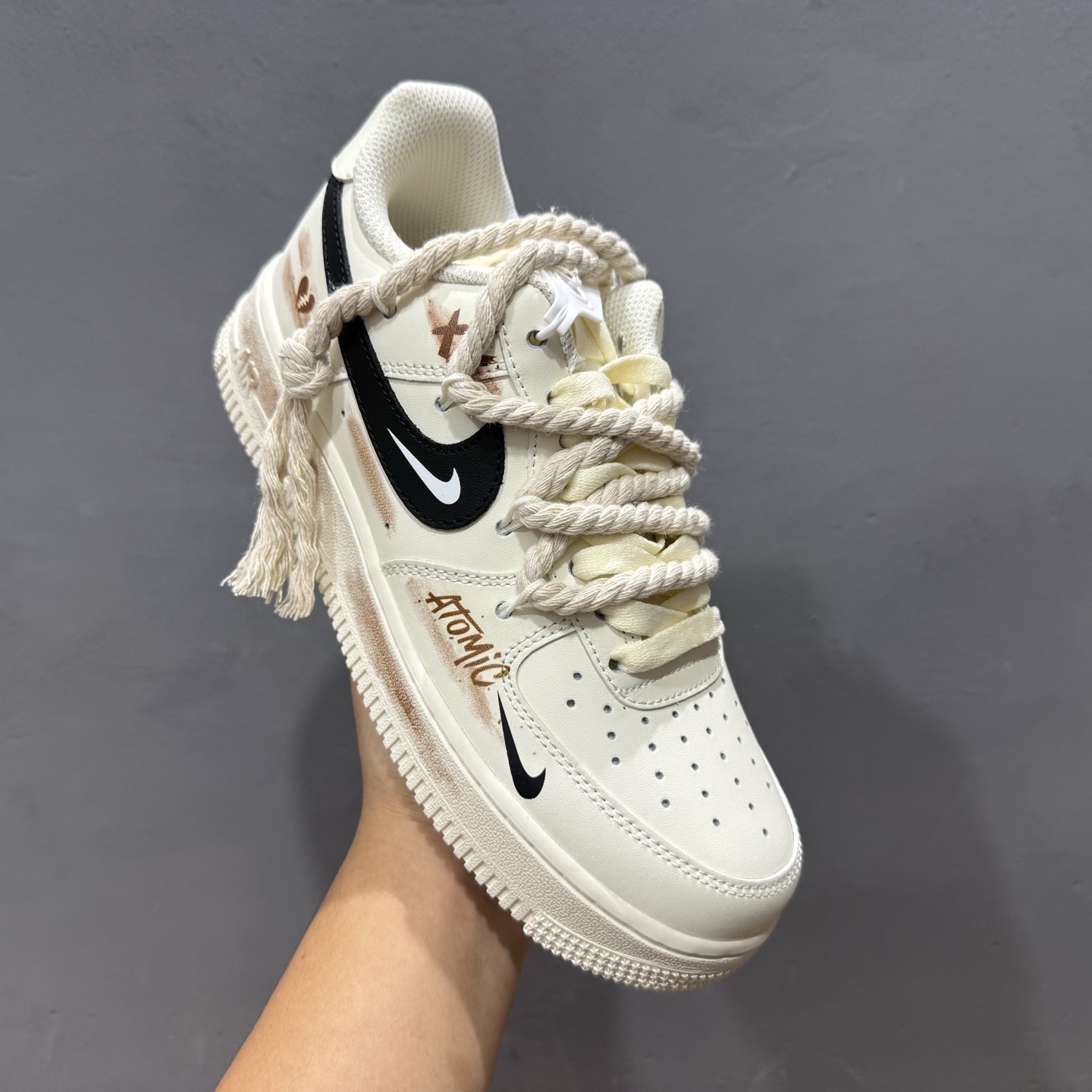 “做旧狂潮”订制空军一号板鞋 该定制版球鞋选用原鞋款为Nike Air Force 1'07空军一号低帮 CD6951-153