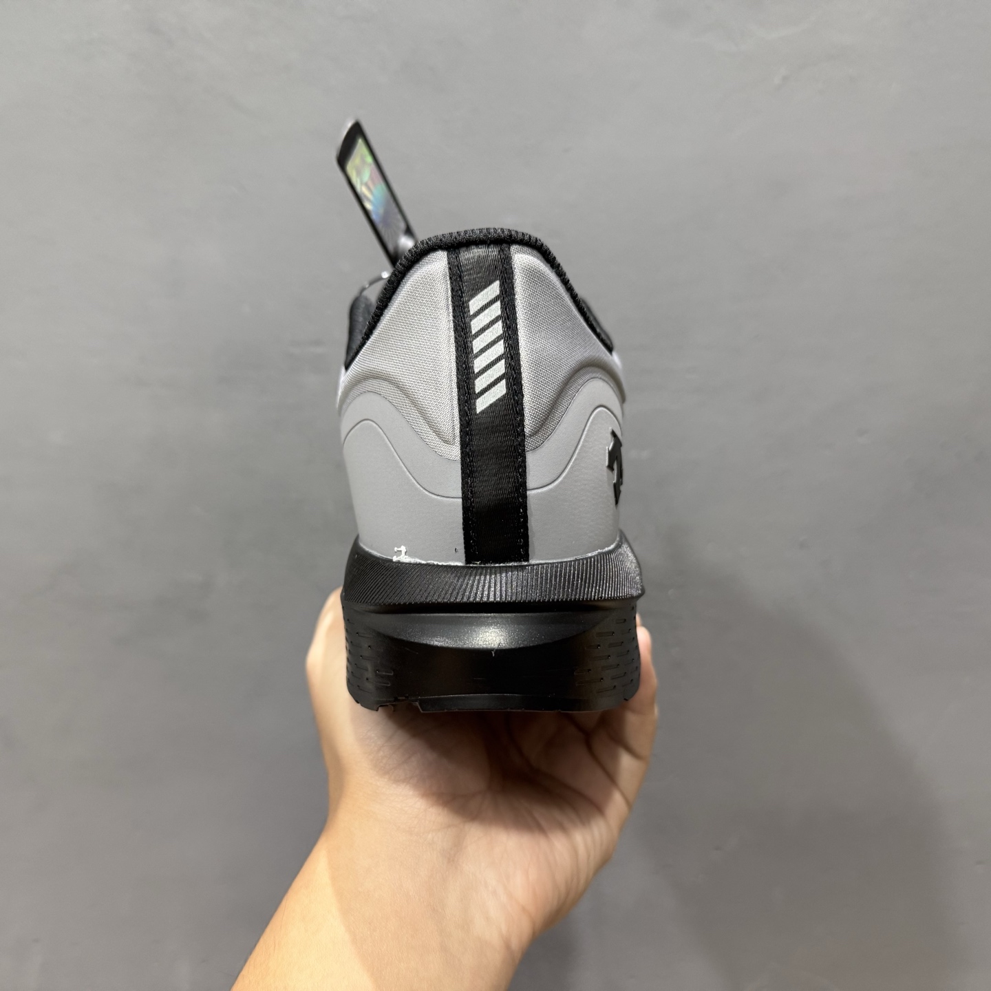 320 L/迪桑特DESCENTE LAVITATE 2 时尚防滑 低帮跑步鞋针织网布无缝拼接鞋面轻薄