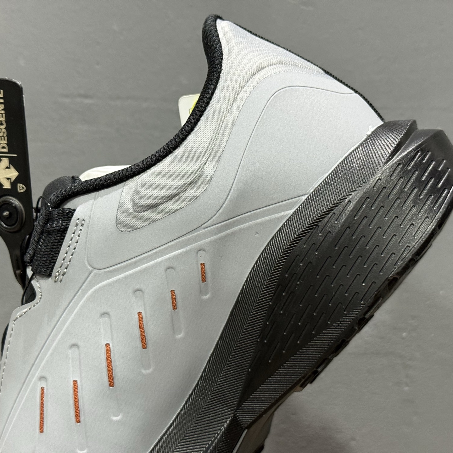 320 L/迪桑特DESCENTE LAVITATE 2 时尚防滑 低帮跑步鞋针织网布无缝拼接鞋面轻薄