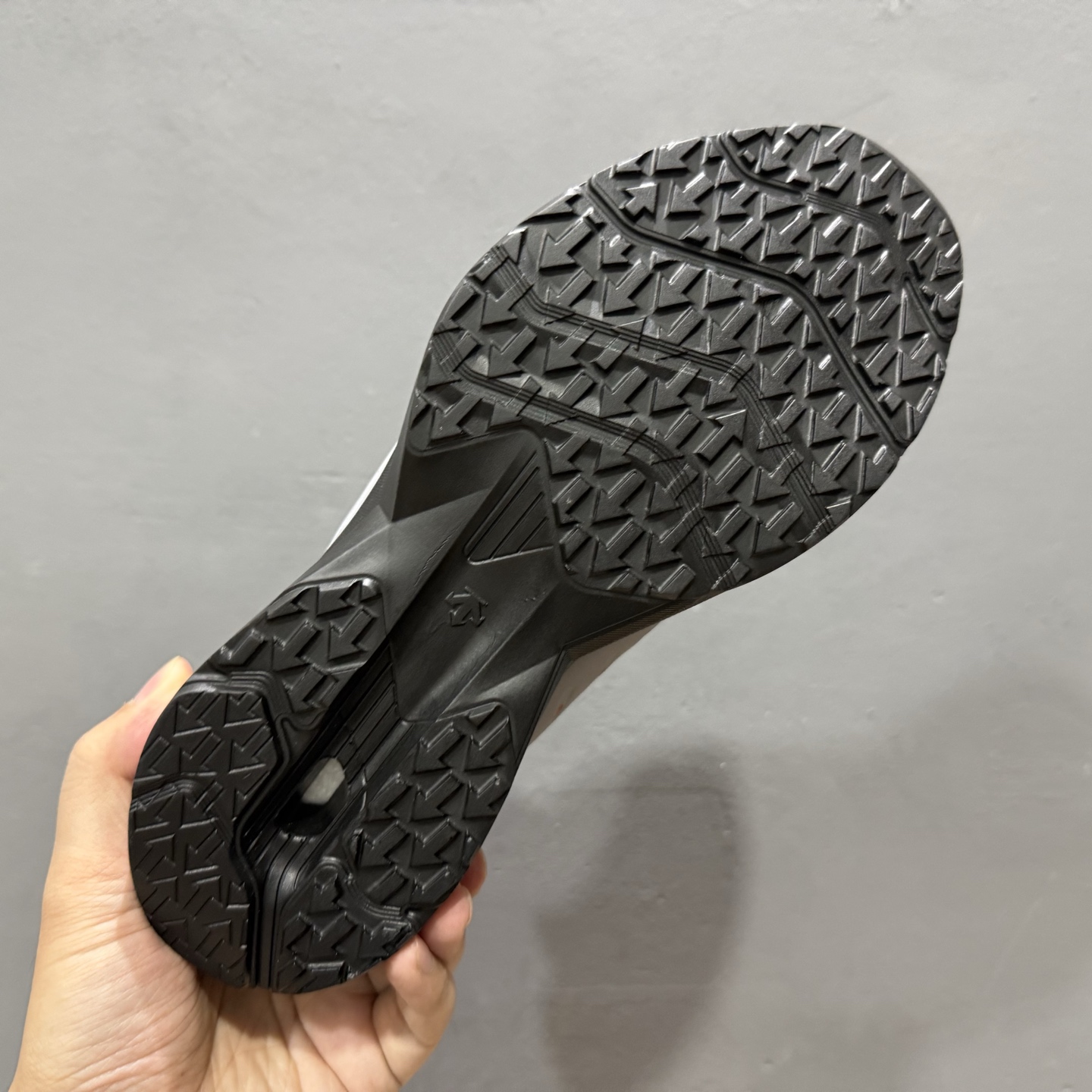 320 L/迪桑特DESCENTE LAVITATE 2 时尚防滑 低帮跑步鞋针织网布无缝拼接鞋面轻薄