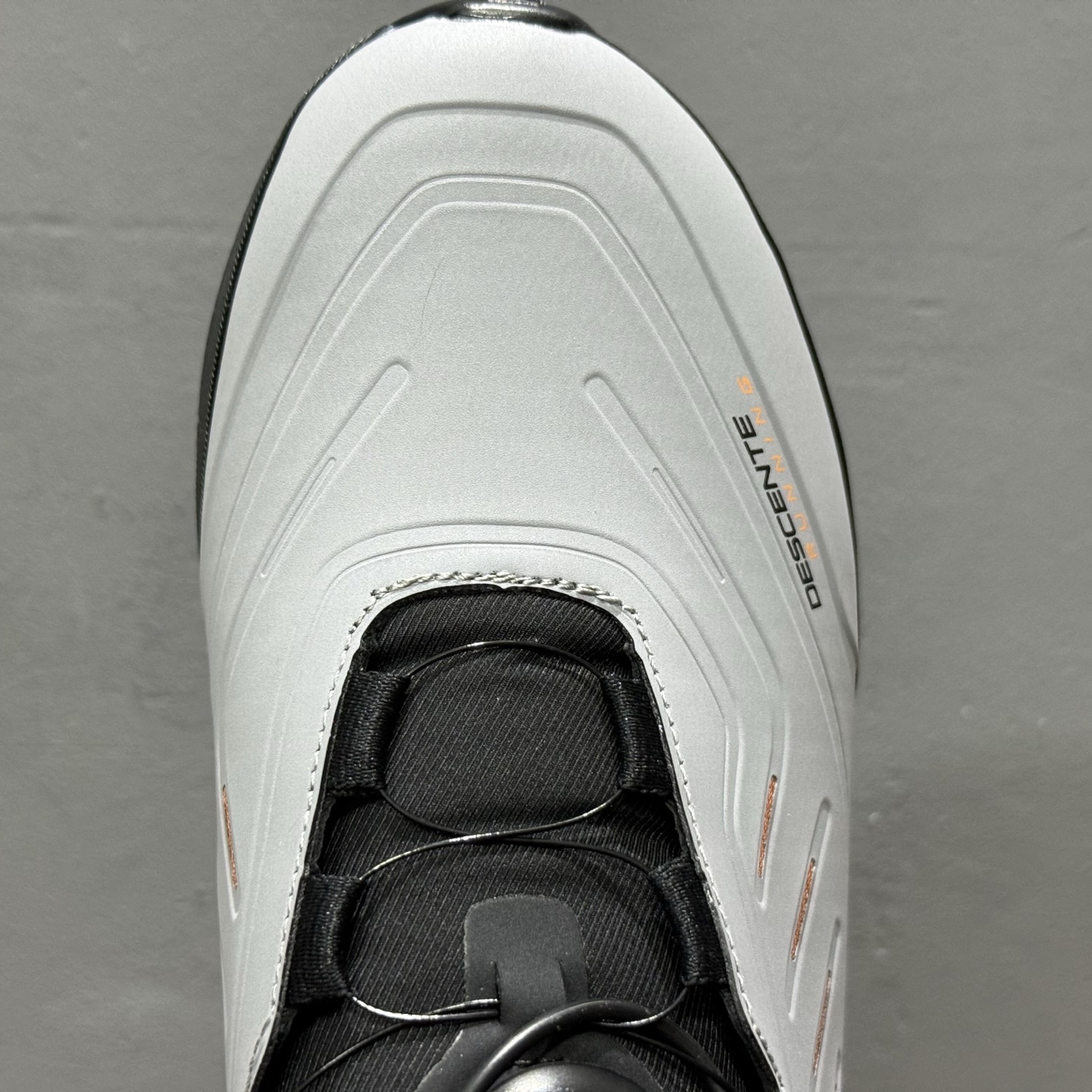 320 L/迪桑特DESCENTE LAVITATE 2 时尚防滑 低帮跑步鞋针织网布无缝拼接鞋面轻薄