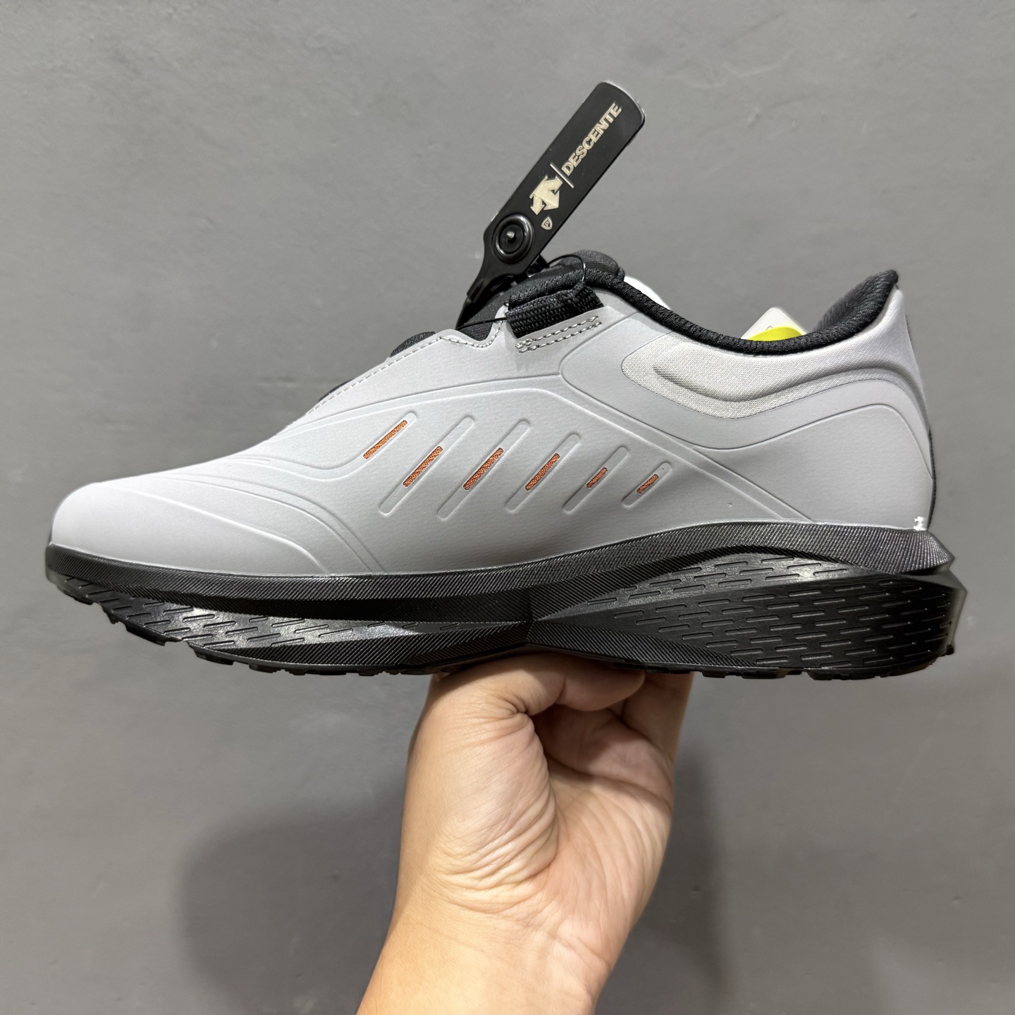 320 L/迪桑特DESCENTE LAVITATE 2 时尚防滑 低帮跑步鞋针织网布无缝拼接鞋面轻薄