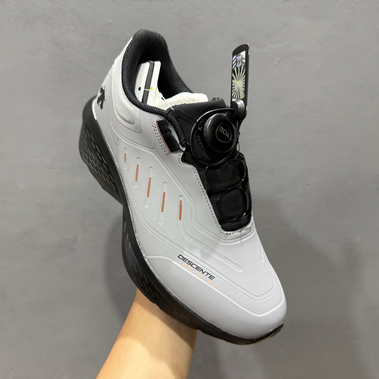 320 L/迪桑特DESCENTE LAVITATE 2 时尚防滑 低帮跑步鞋针织网布无缝拼接鞋面轻薄