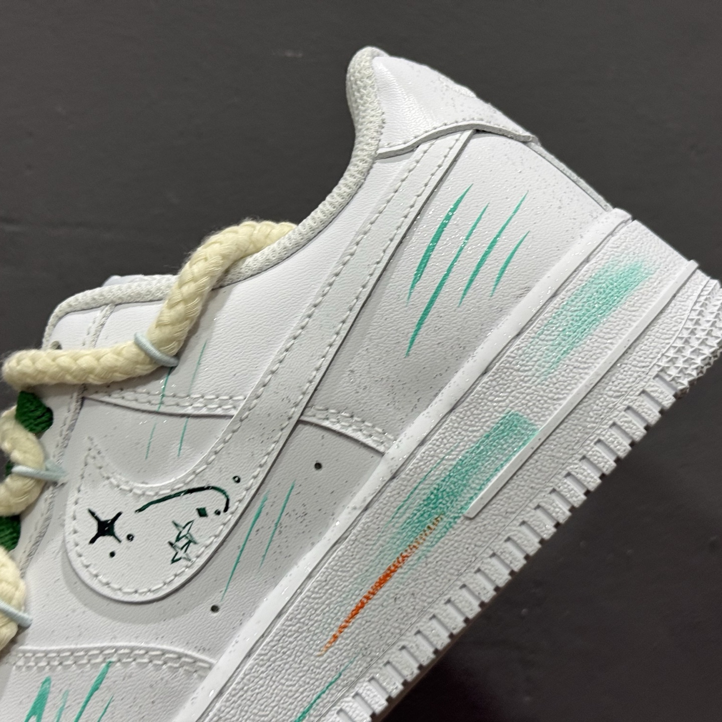 260 手绘涂鸦“水瓶座”十二星座系列 Nike Air Force 1 “Aquarius”空军一号定制板鞋 白绿渐变如星云晕染鞋身上
