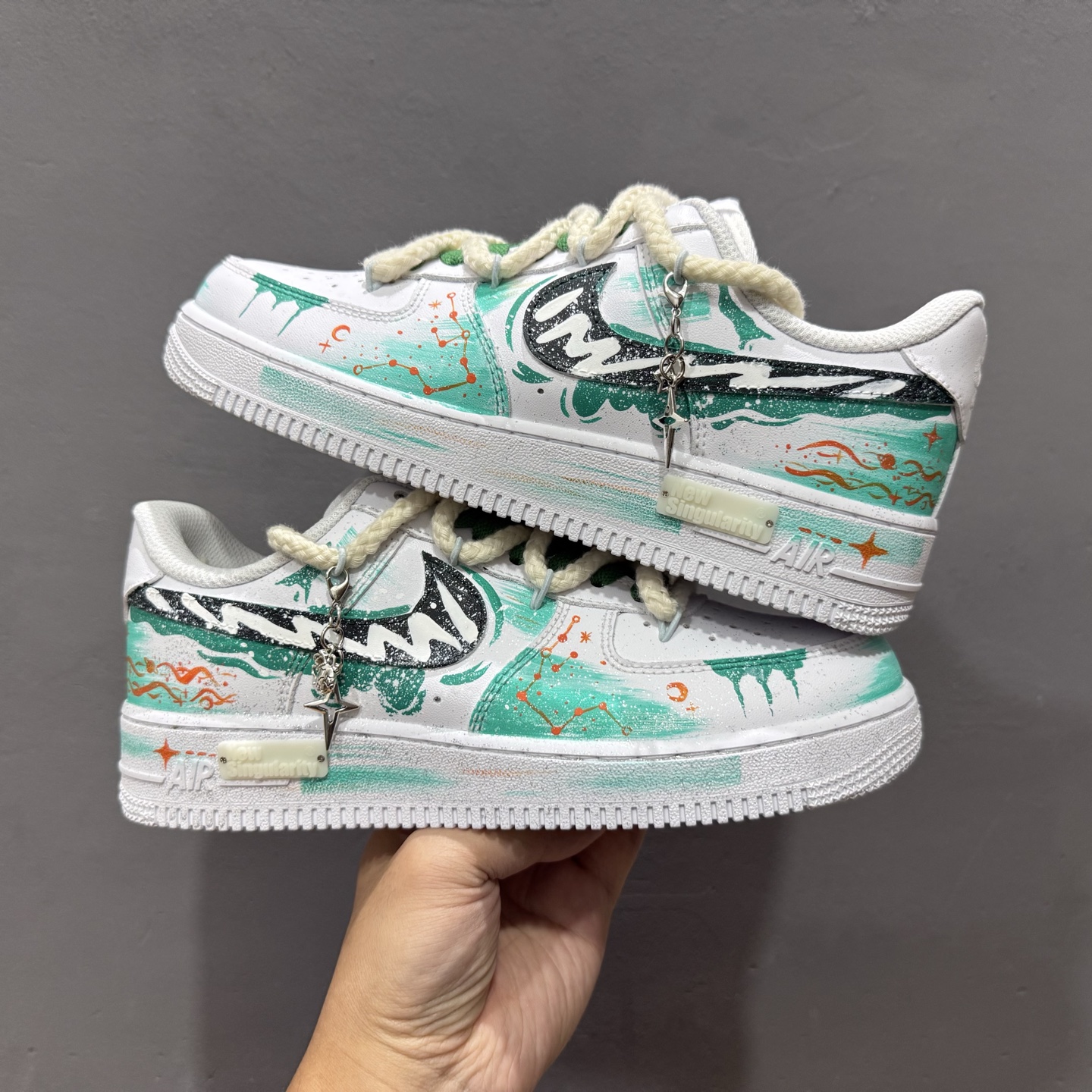 260 手绘涂鸦“水瓶座”十二星座系列 Nike Air Force 1 “Aquarius”空军一号定制板鞋 白绿渐变如星云晕染鞋身上