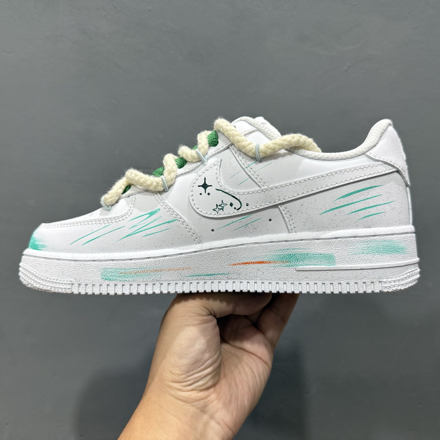 260 手绘涂鸦“水瓶座”十二星座系列 Nike Air Force 1 “Aquarius”空军一号定制板鞋 白绿渐变如星云晕染鞋身上