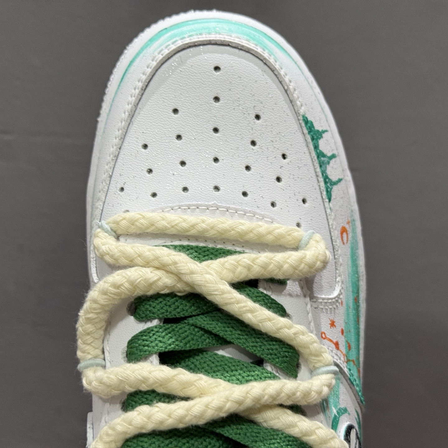 260 手绘涂鸦“水瓶座”十二星座系列 Nike Air Force 1 “Aquarius”空军一号定制板鞋 白绿渐变如星云晕染鞋身上