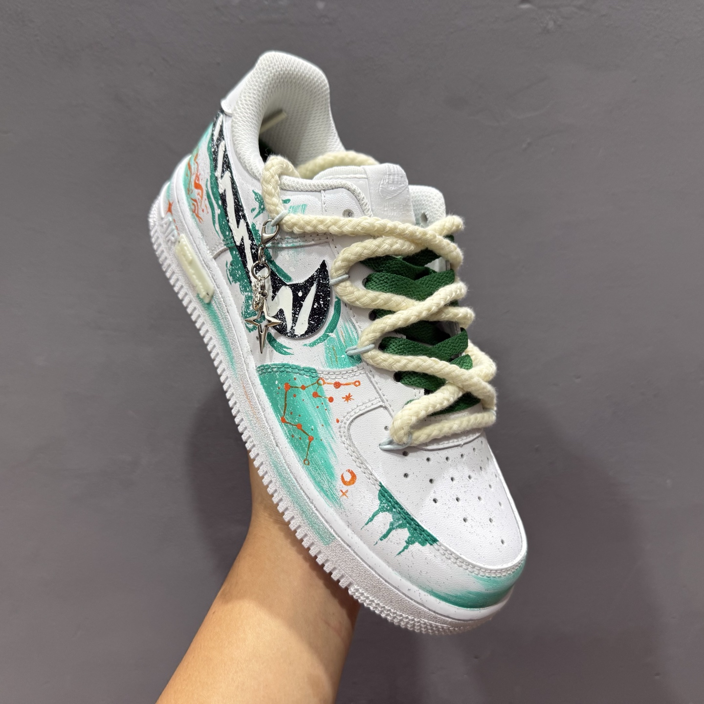260 手绘涂鸦“水瓶座”十二星座系列 Nike Air Force 1 “Aquarius”空军一号定制板鞋 白绿渐变如星云晕染鞋身上