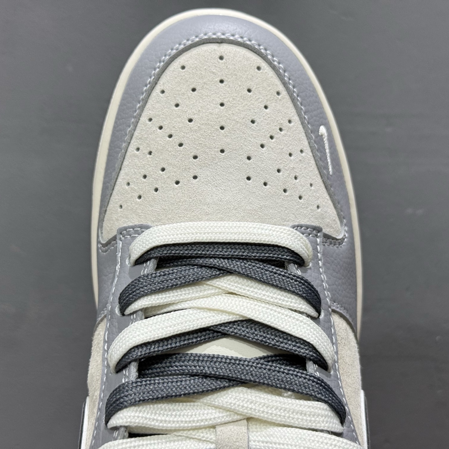 200 独家实拍Nk SB Dunk Low 芬迪联名 灰白灰勾 周年高端定制 低帮休闲板鞋 DM6868-021