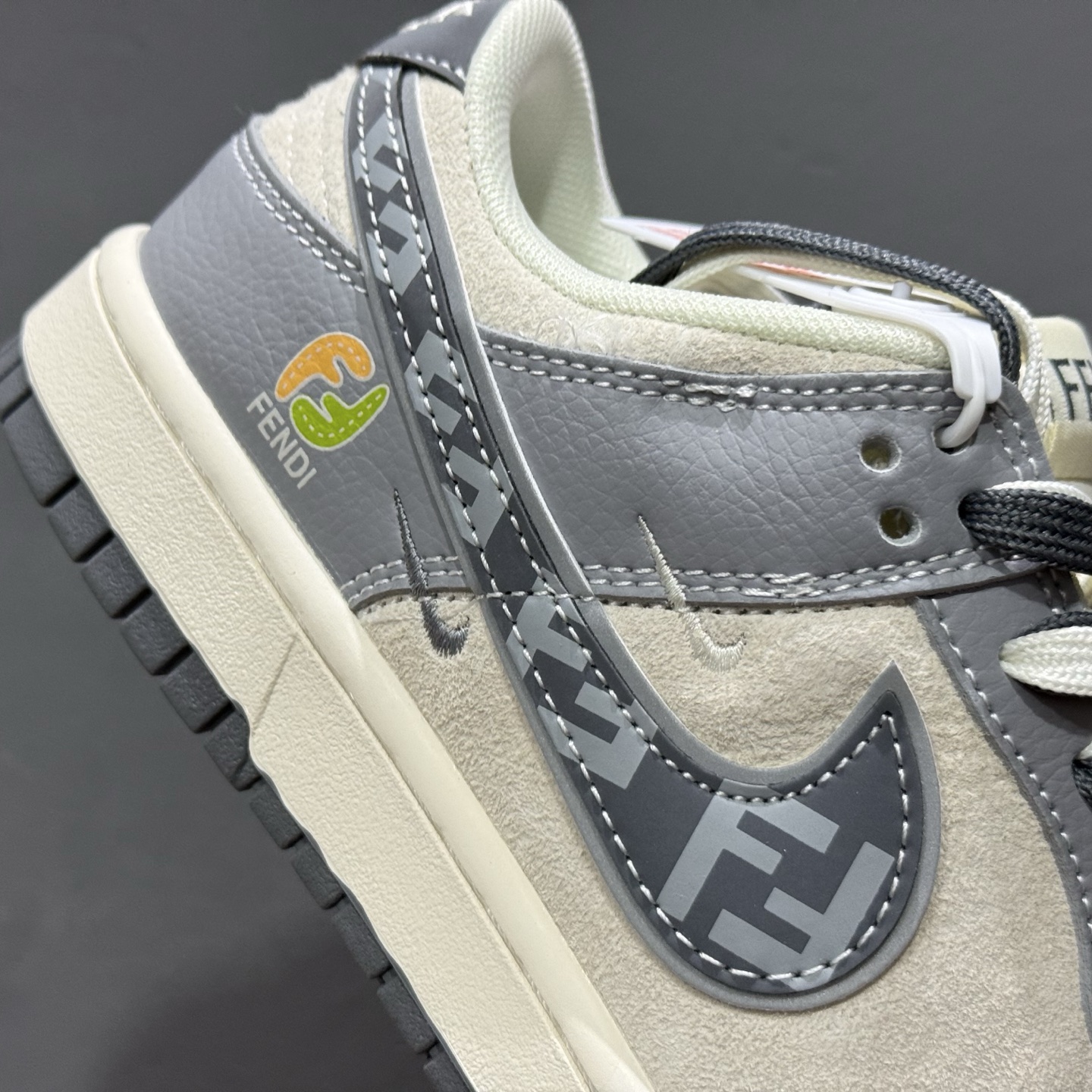 200 独家实拍Nk SB Dunk Low 芬迪联名 灰白灰勾 周年高端定制 低帮休闲板鞋 DM6868-021
