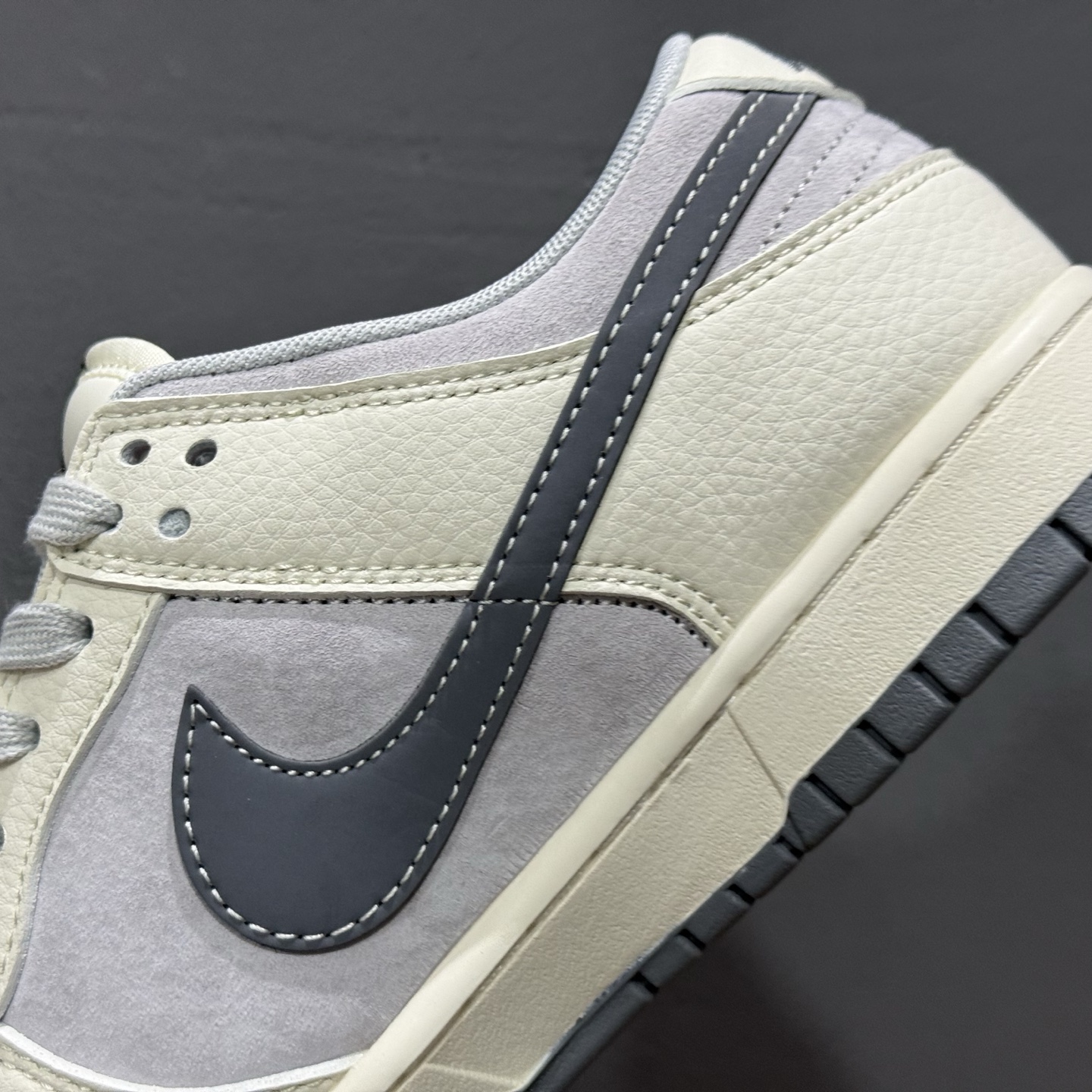 独家实拍Nk SB Dunk Low 斯图西联名 米灰深灰勾 周年高端定制 低帮休闲板鞋 DM6868-027