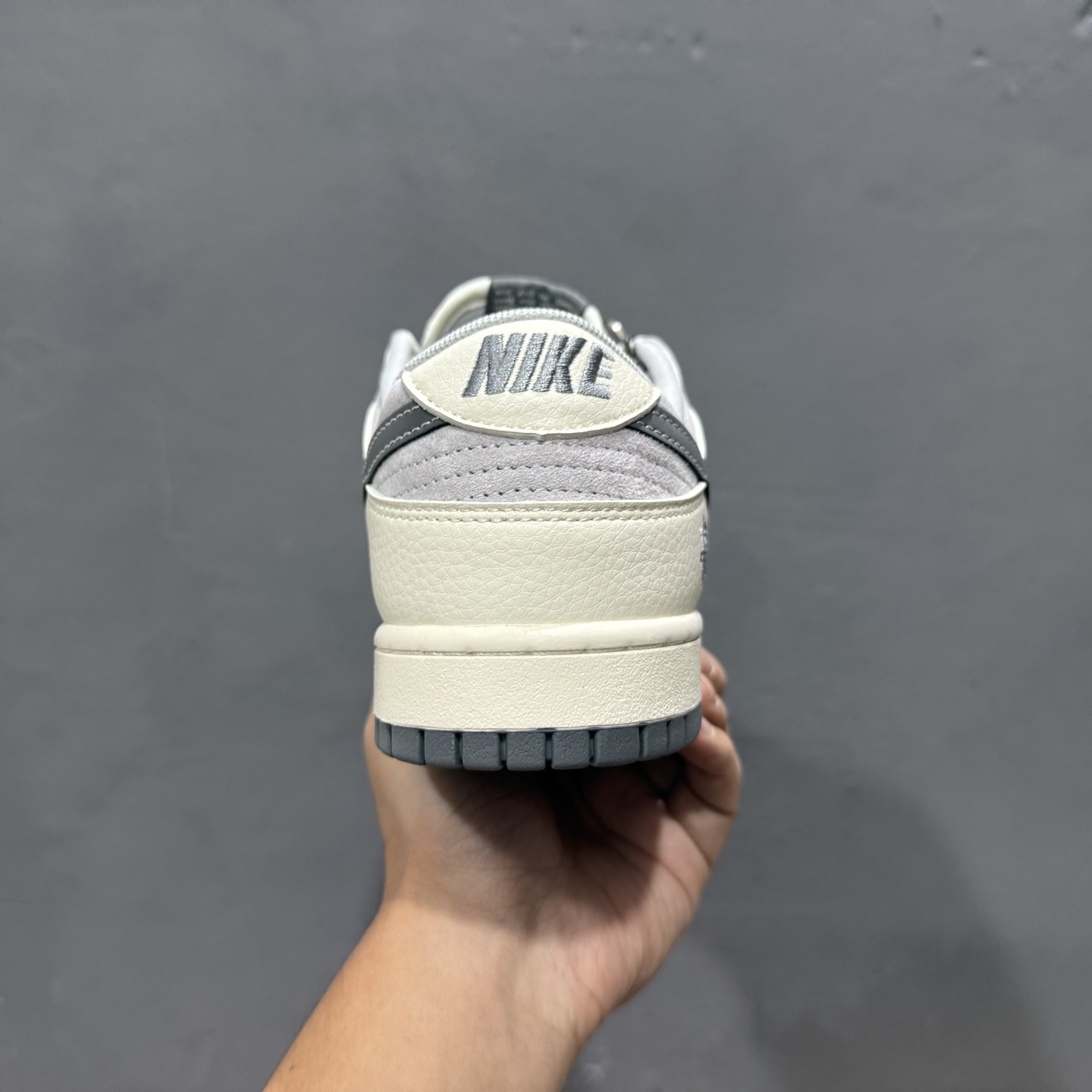 独家实拍Nk SB Dunk Low 斯图西联名 米灰深灰勾 周年高端定制 低帮休闲板鞋 DM6868-027