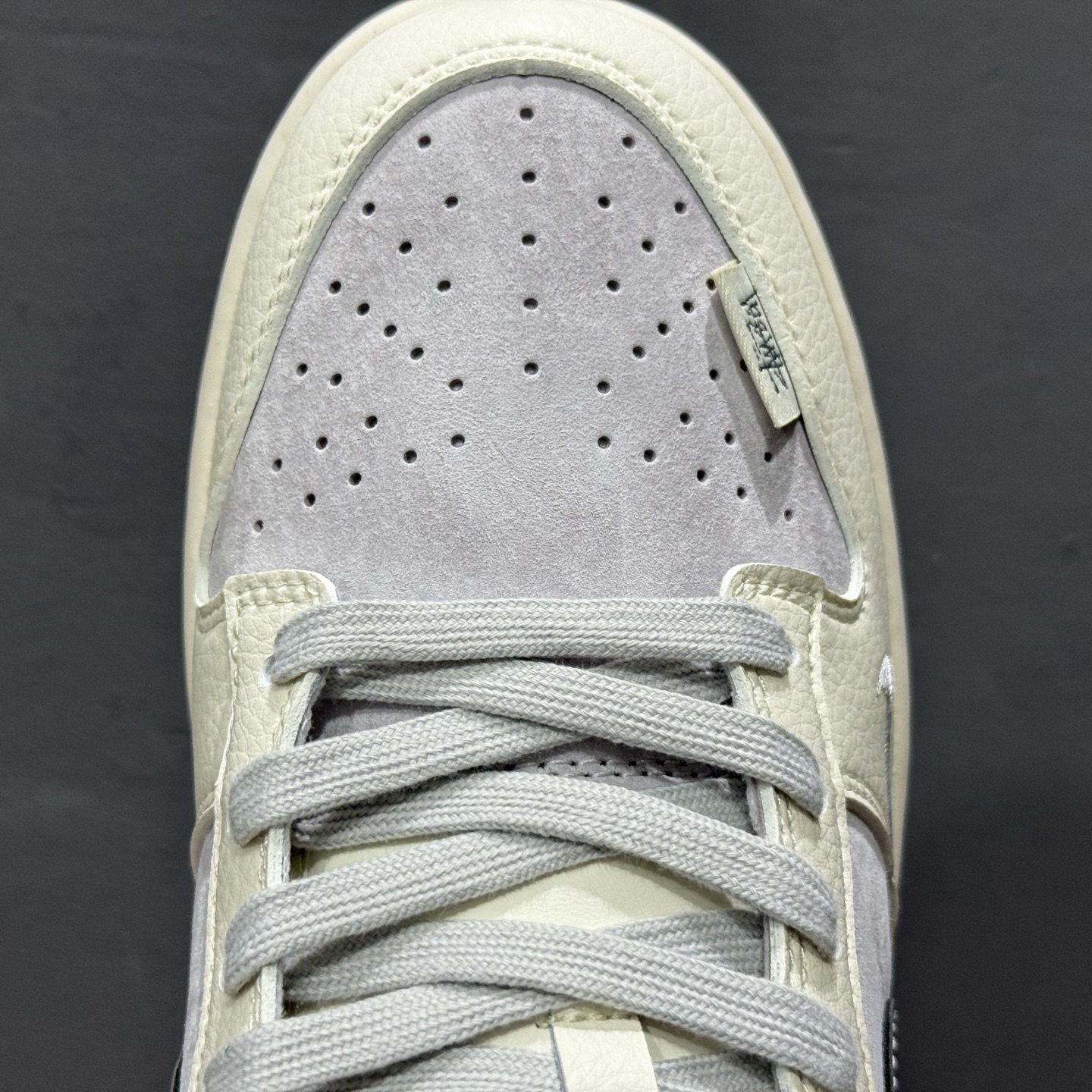 独家实拍Nk SB Dunk Low 斯图西联名 米灰深灰勾 周年高端定制 低帮休闲板鞋 DM6868-027