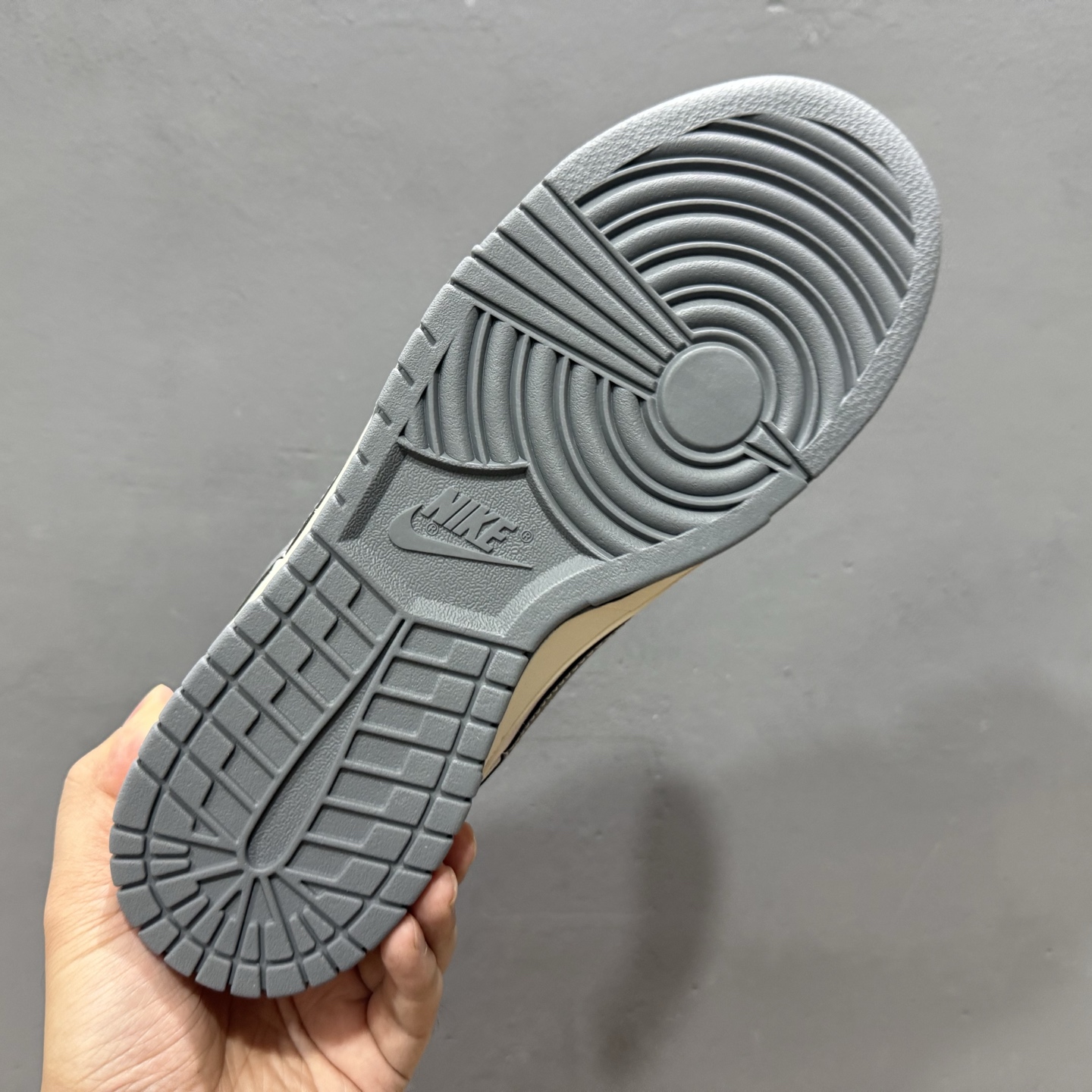 独家实拍Nk SB Dunk Low 斯图西联名 米灰深灰勾 周年高端定制 低帮休闲板鞋 DM6868-027