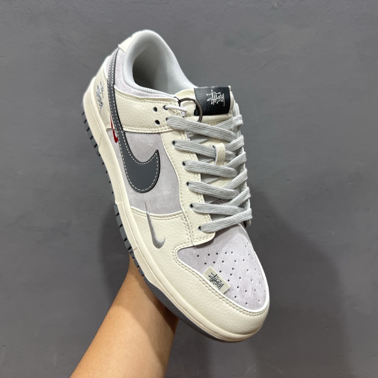 独家实拍Nk SB Dunk Low 斯图西联名 米灰深灰勾 周年高端定制 低帮休闲板鞋 DM6868-027
