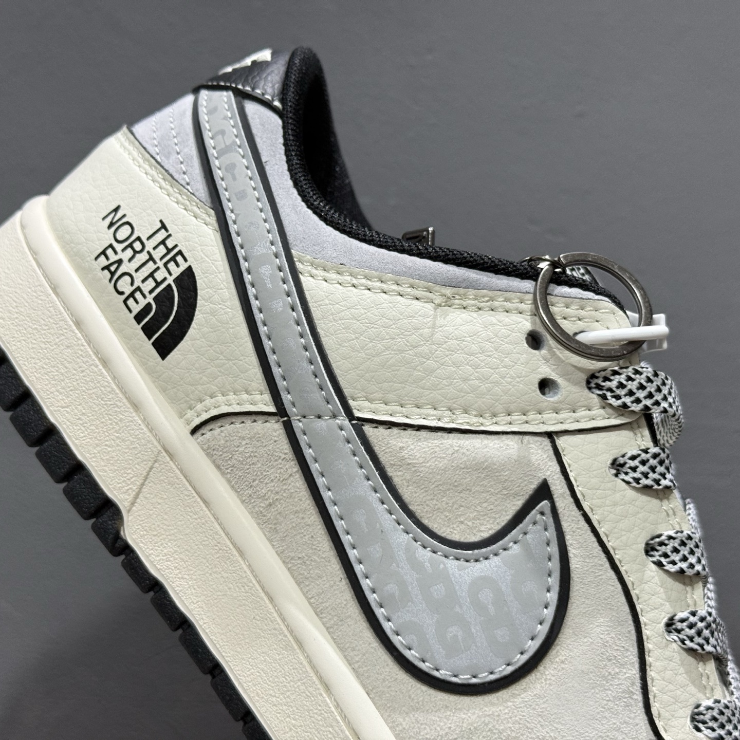 Nike SB Dunk Low“北面xCDG三方联名——黑字灰勾” 周年高端定制 低帮休闲板鞋 DM6868-029