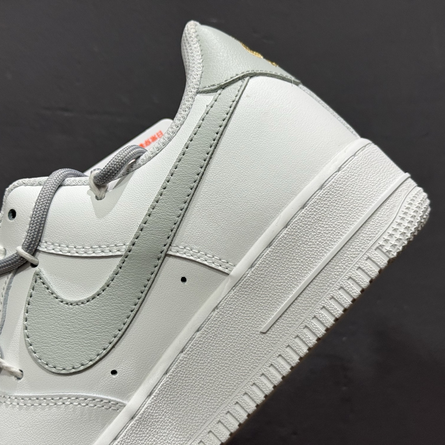 “灰金谧境”订制空军一号板鞋 该定制版球鞋选用原鞋款为Nike Air Force 1'07空军一号 CZ0170-106